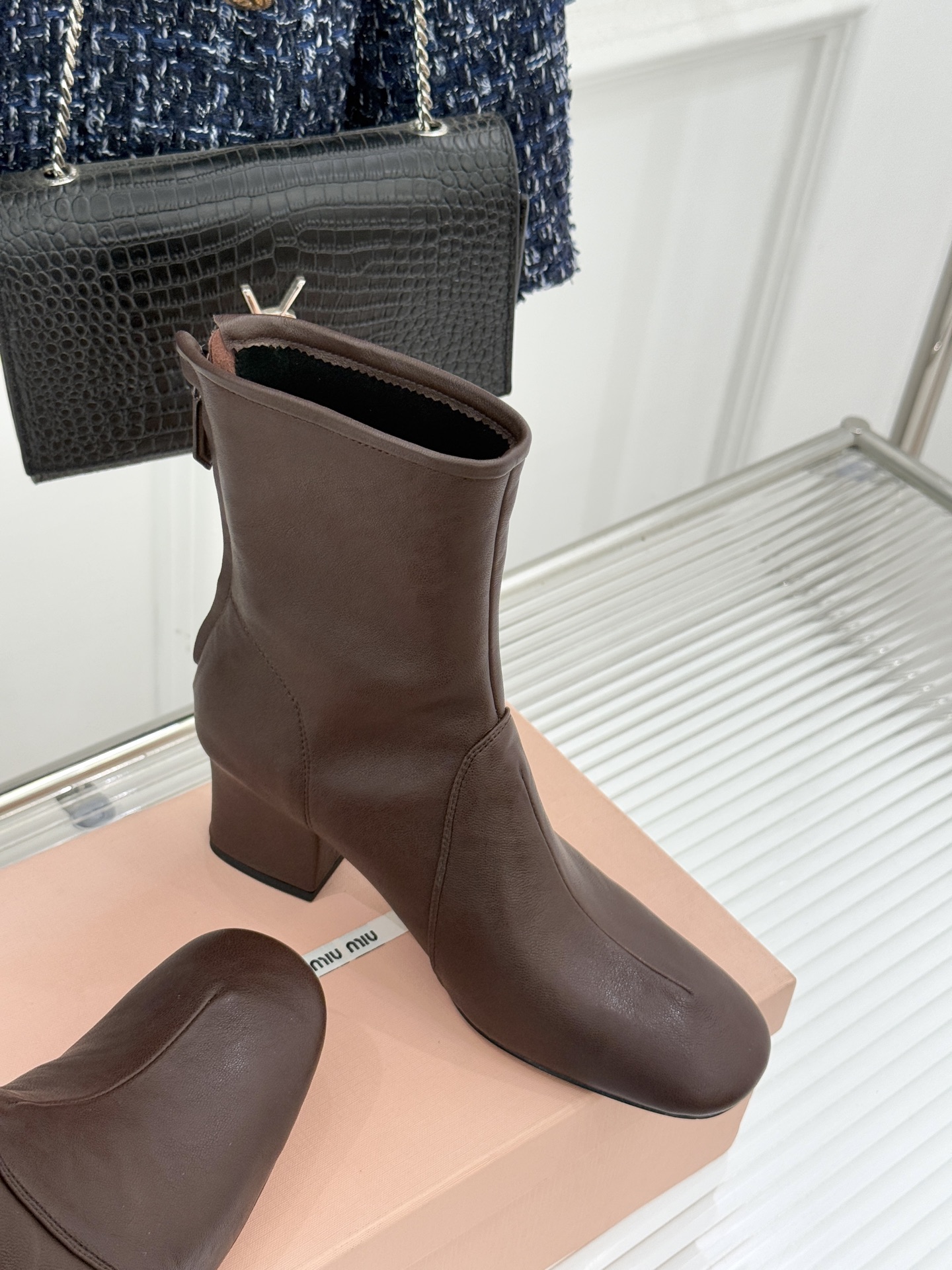 MiuMiu/缪缪25WF秋冬新品弹力靴这款弹力靴以矛盾美学重构靴履表达将少女的灵动与复古熔铸独特风格符