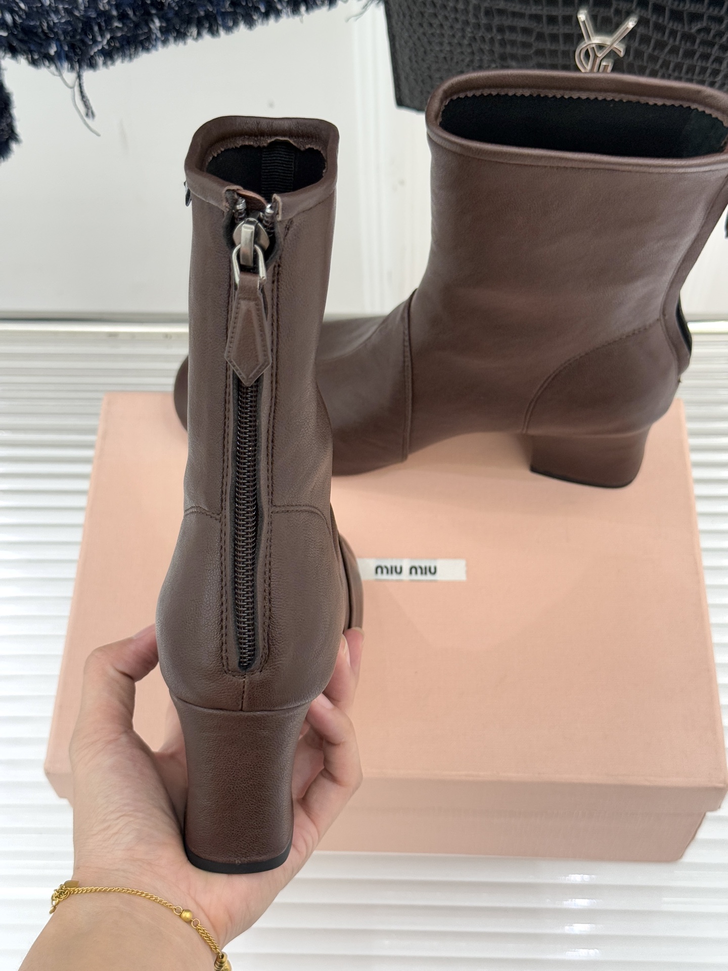 MiuMiu/缪缪25WF秋冬新品弹力靴这款弹力靴以矛盾美学重构靴履表达将少女的灵动与复古熔铸独特风格符