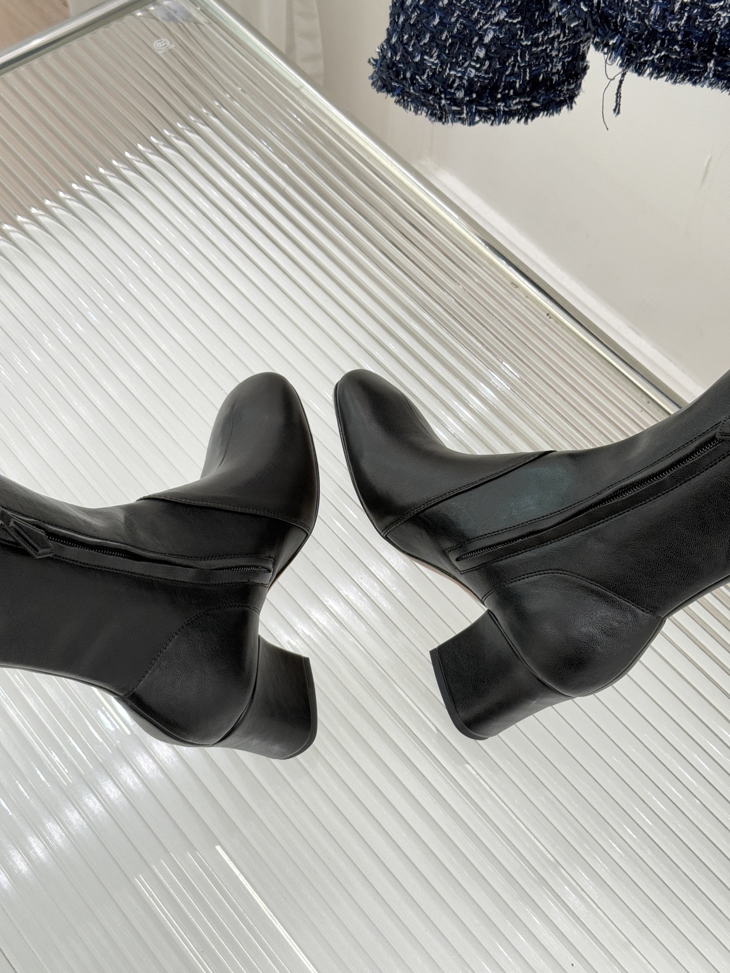 MiuMiu/缪缪25WF秋冬新品弹力靴这款弹力靴以矛盾美学重构靴履表达将少女的灵动与复古熔铸独特风格符