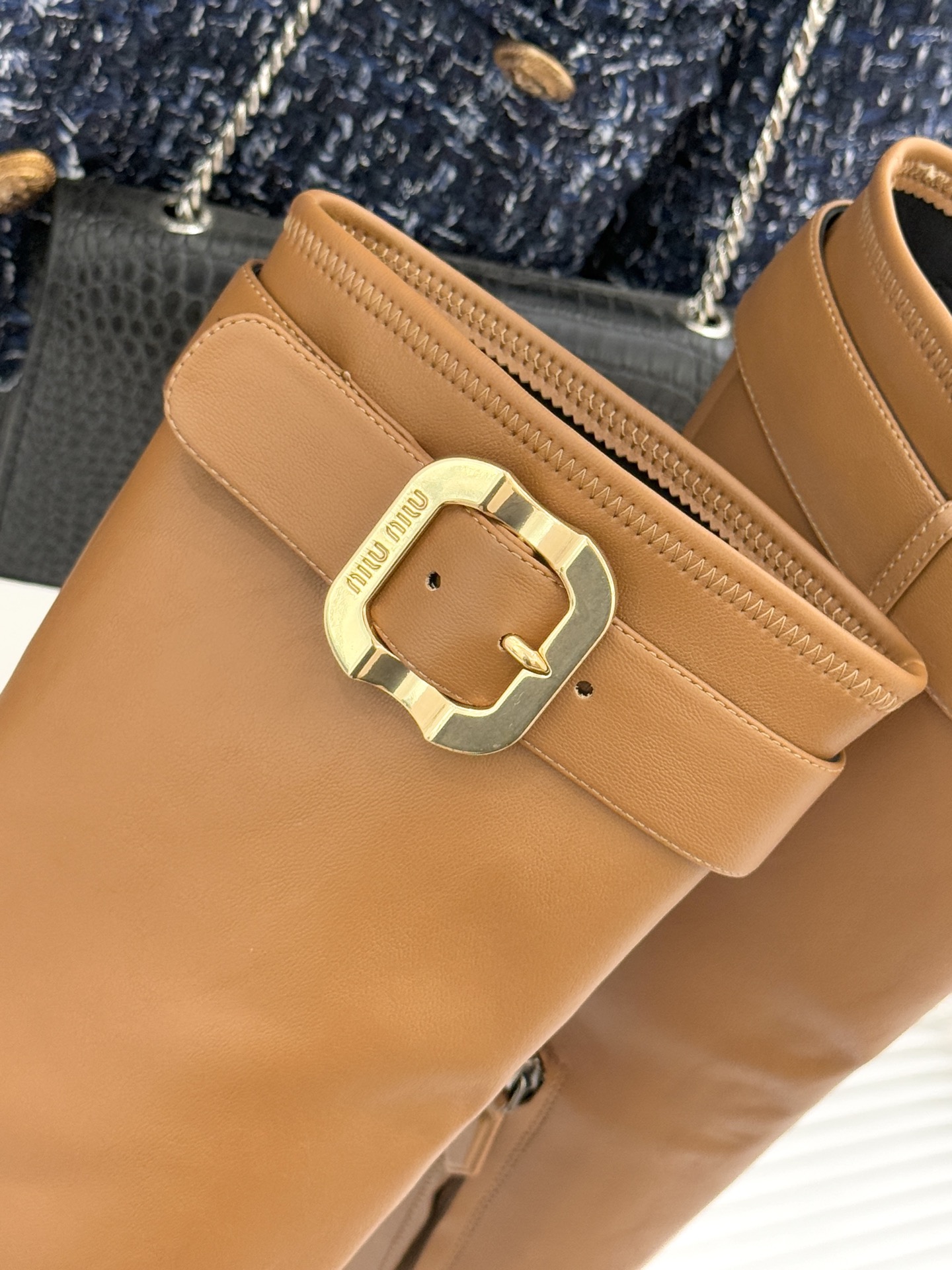 MiuMiu/缪缪25WF秋冬新品弹力靴这款弹力靴以矛盾美学重构靴履表达将少女的灵动与复古熔铸独特风格符
