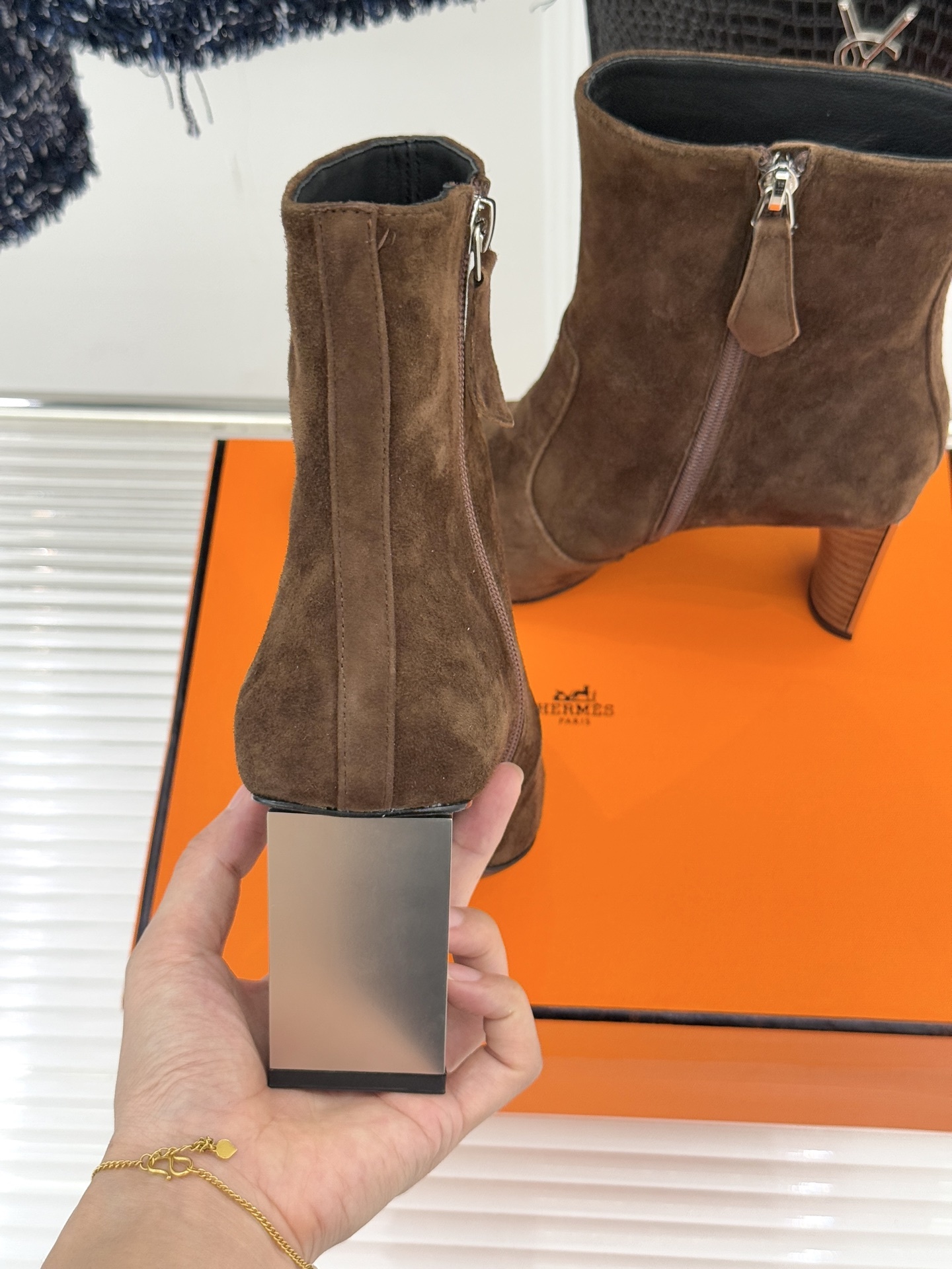 Hermès/爱马仕25WF新品复古极简粗跟短靴这双复古极简短靴以凝练轮廓在怀旧与摩登间找到完美平衡极简