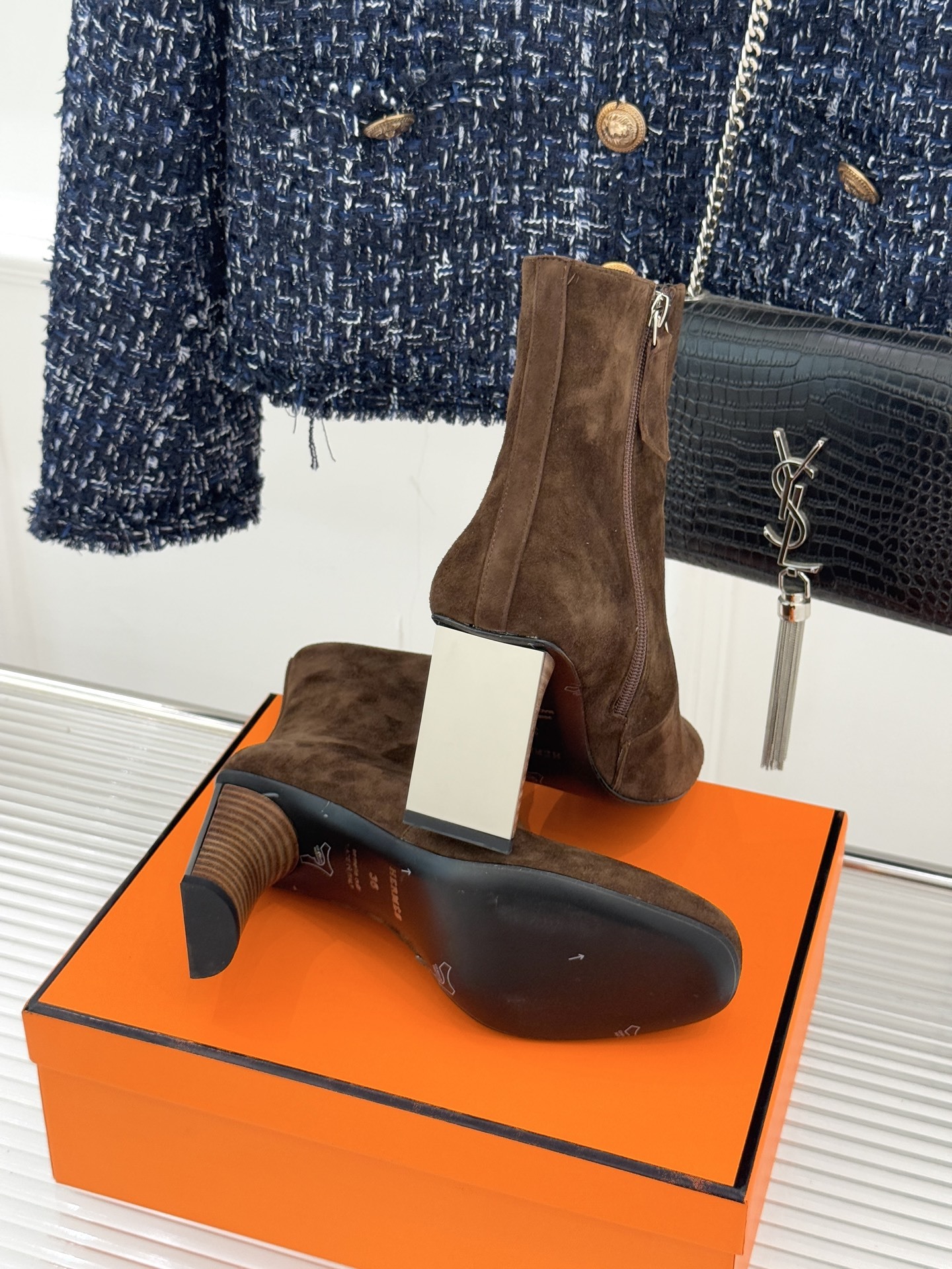 Hermès/爱马仕25WF新品复古极简粗跟短靴这双复古极简短靴以凝练轮廓在怀旧与摩登间找到完美平衡极简