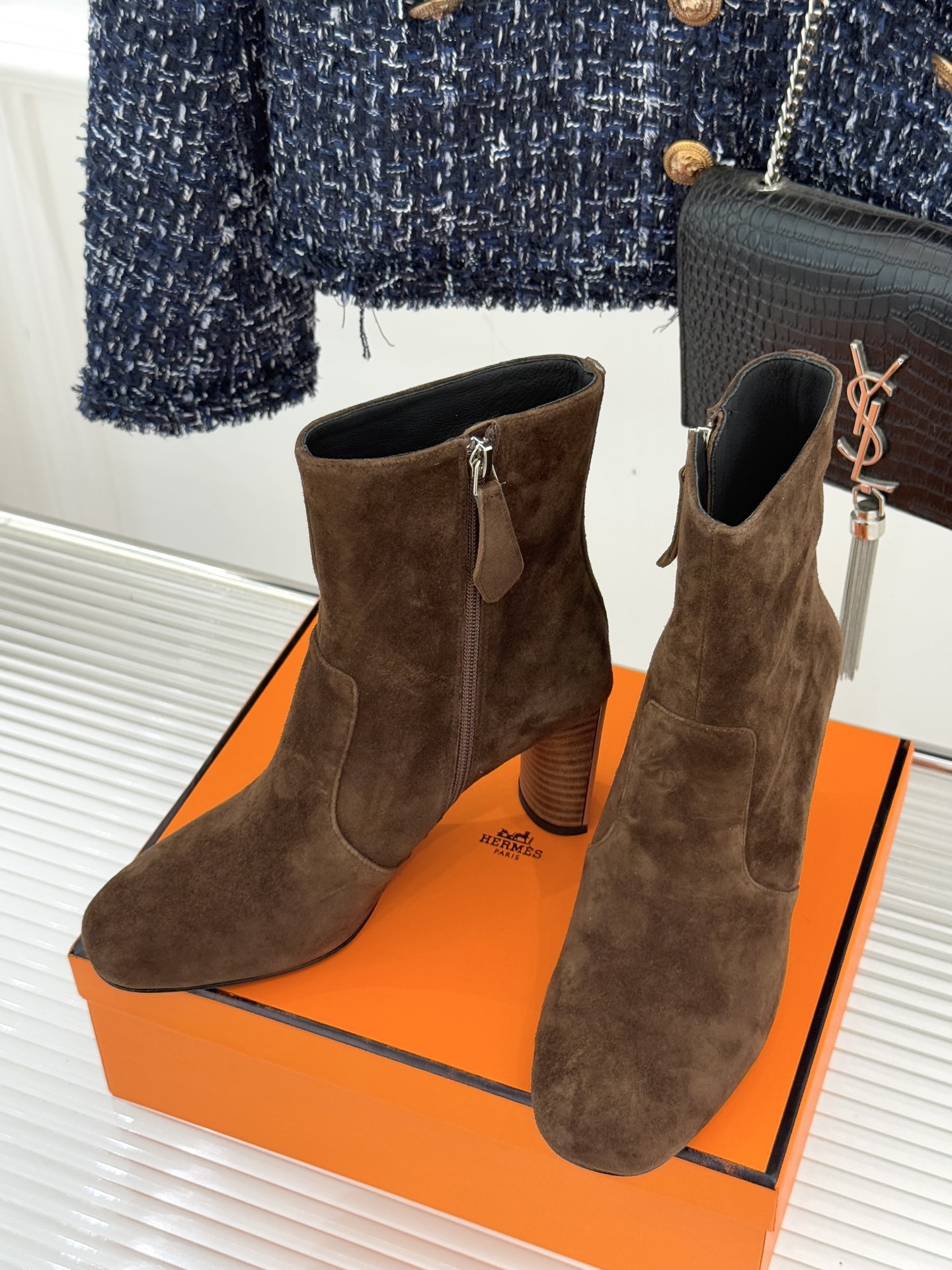 Hermès/爱马仕25WF新品复古极简粗跟短靴这双复古极简短靴以凝练轮廓在怀旧与摩登间找到完美平衡极简