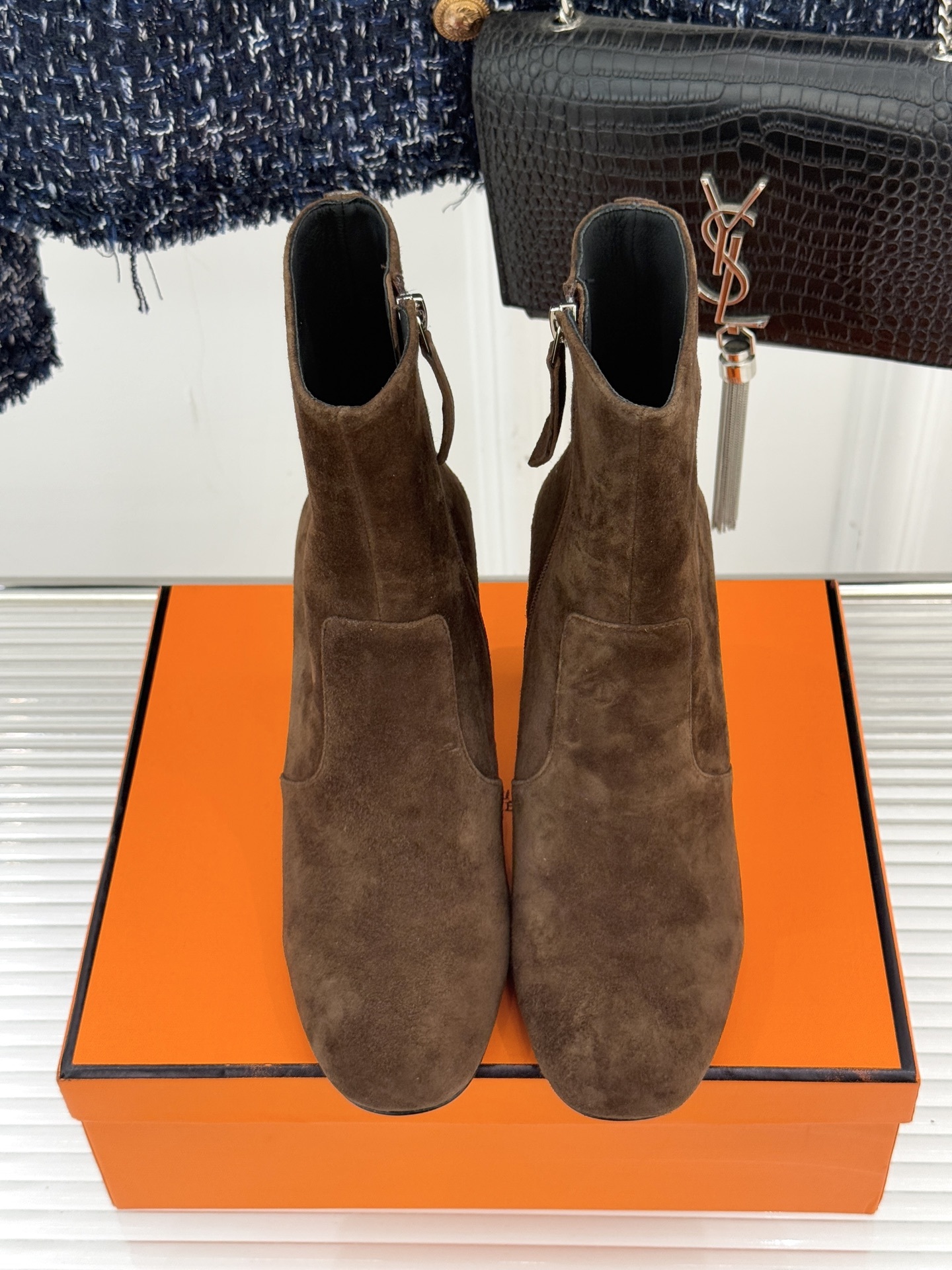 Hermès/爱马仕25WF新品复古极简粗跟短靴这双复古极简短靴以凝练轮廓在怀旧与摩登间找到完美平衡极简