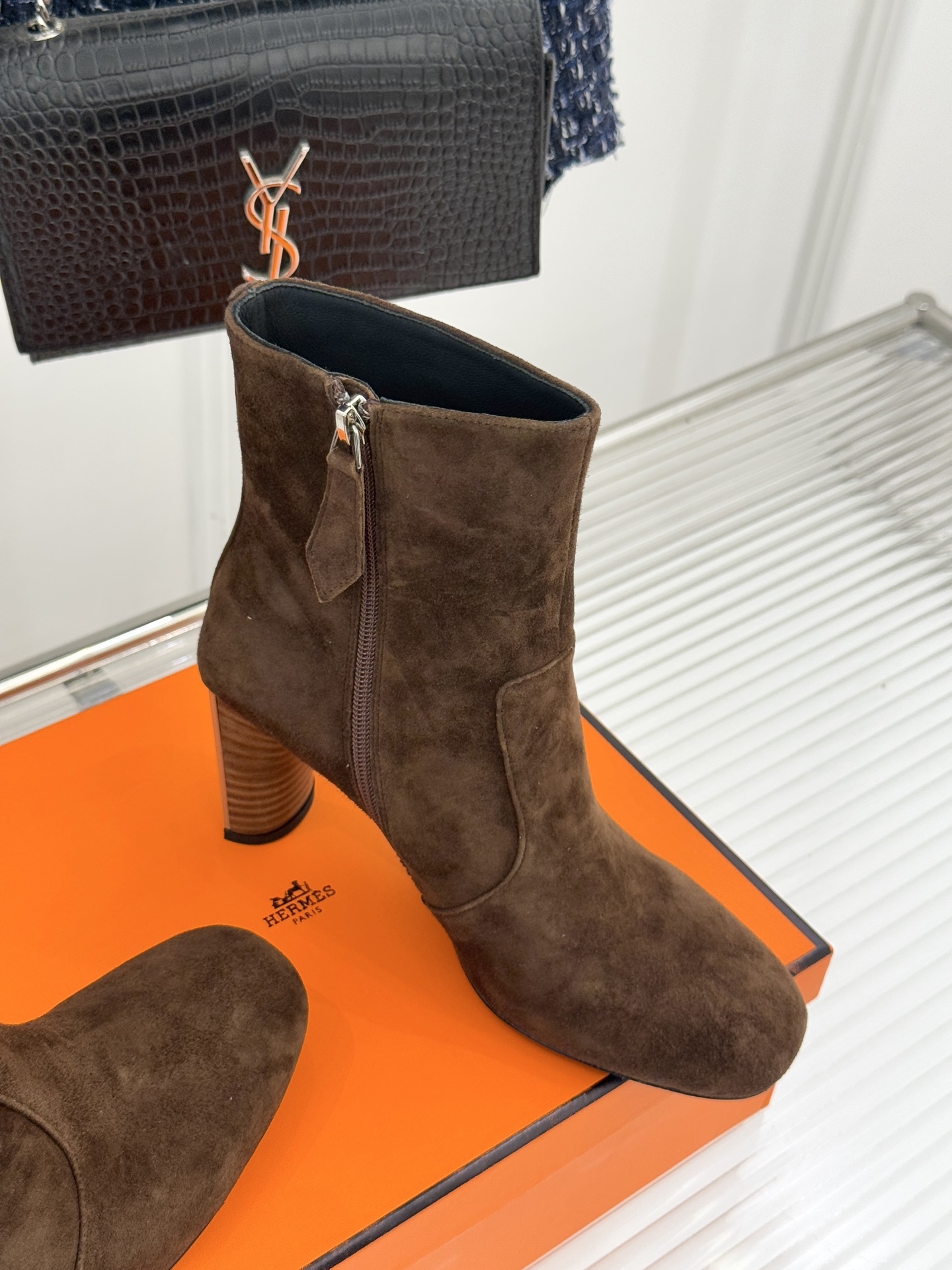 Hermès/爱马仕25WF新品复古极简粗跟短靴这双复古极简短靴以凝练轮廓在怀旧与摩登间找到完美平衡极简
