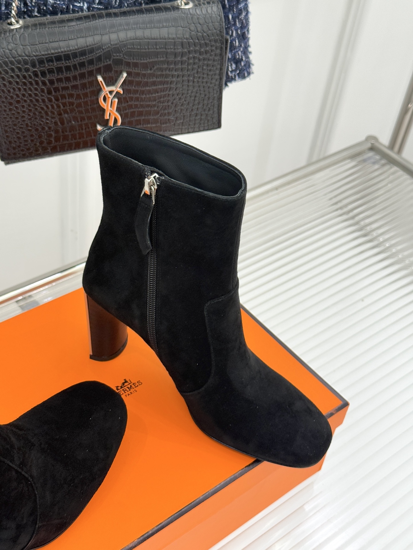 Hermès/爱马仕25WF新品复古极简粗跟短靴这双复古极简短靴以凝练轮廓在怀旧与摩登间找到完美平衡极简