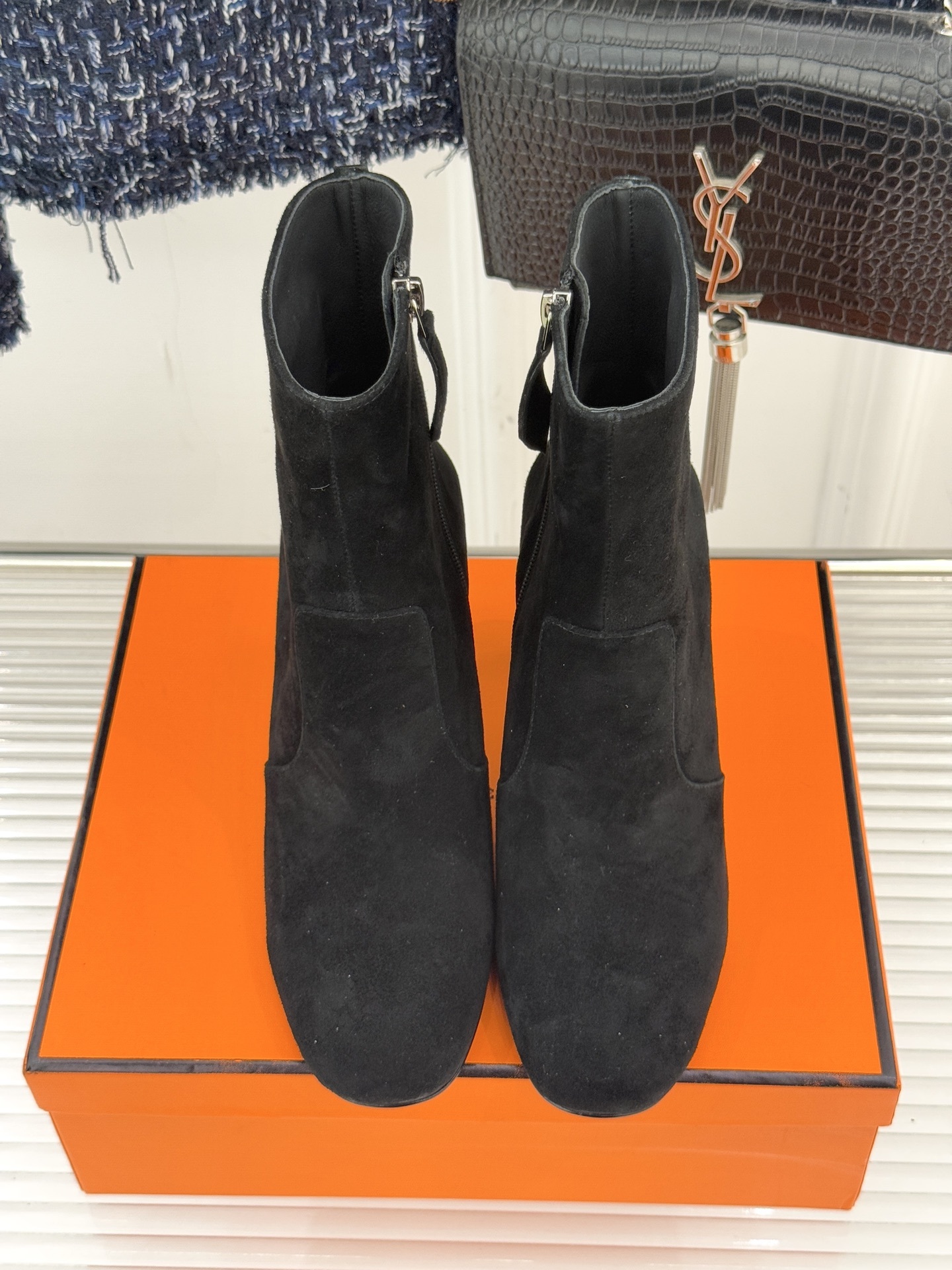 Hermès/爱马仕25WF新品复古极简粗跟短靴这双复古极简短靴以凝练轮廓在怀旧与摩登间找到完美平衡极简