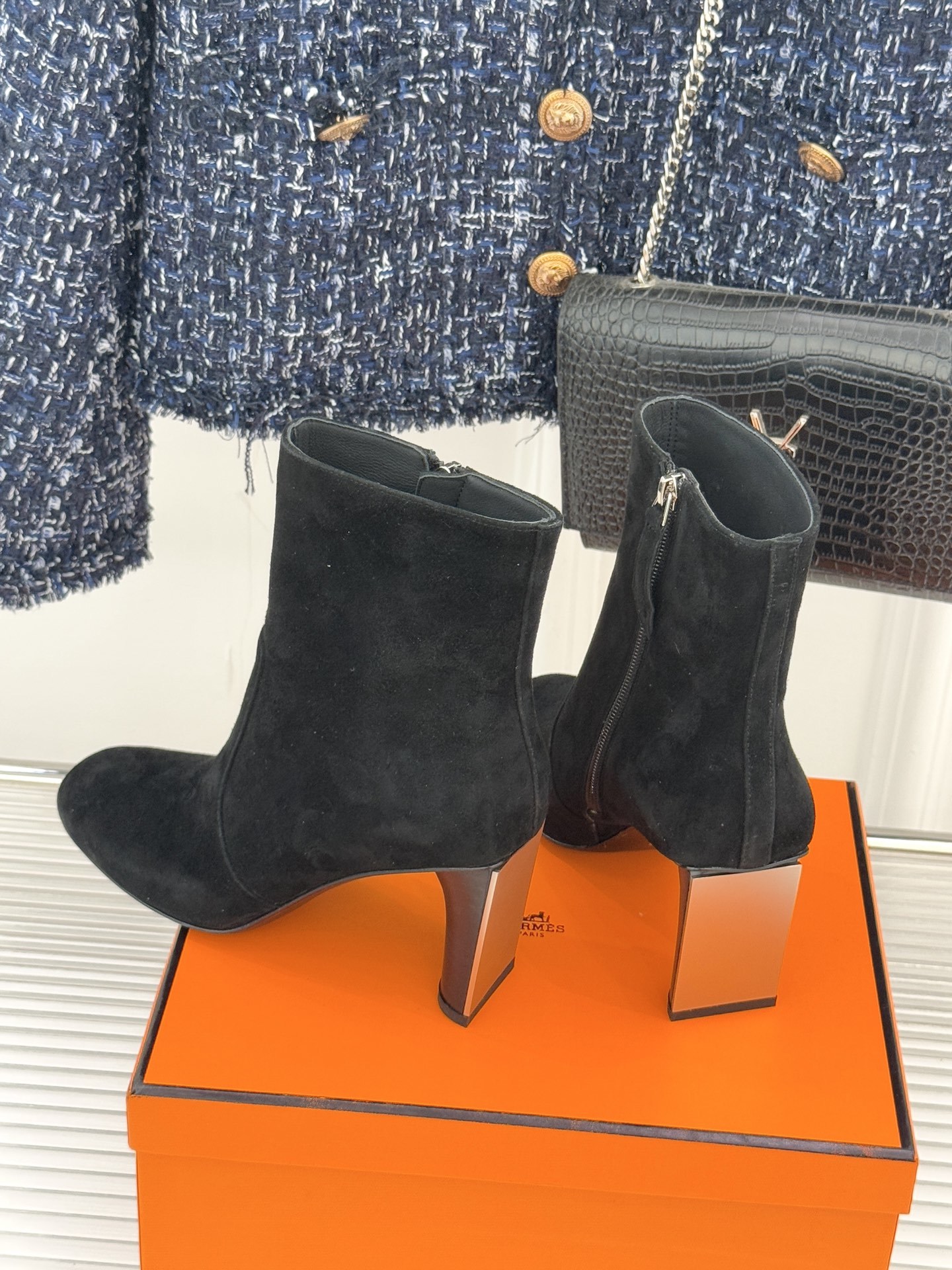 Hermès/爱马仕25WF新品复古极简粗跟短靴这双复古极简短靴以凝练轮廓在怀旧与摩登间找到完美平衡极简