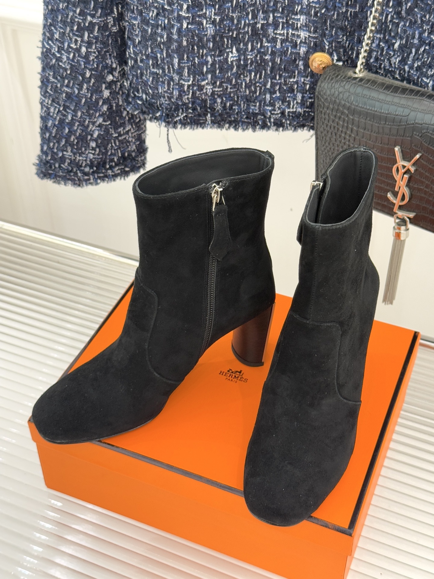 Hermès/爱马仕25WF新品复古极简粗跟短靴这双复古极简短靴以凝练轮廓在怀旧与摩登间找到完美平衡极简