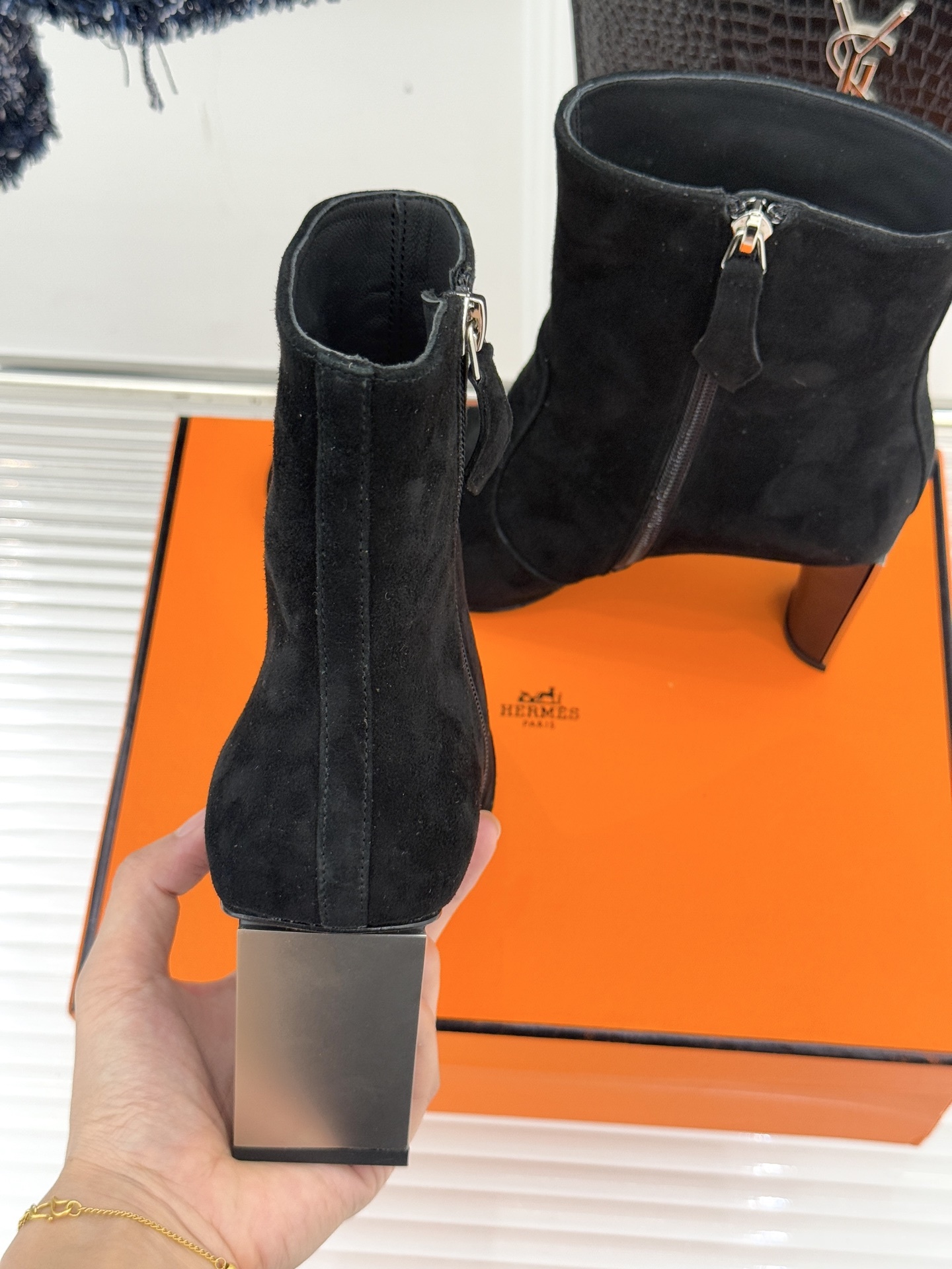 Hermès/爱马仕25WF新品复古极简粗跟短靴这双复古极简短靴以凝练轮廓在怀旧与摩登间找到完美平衡极简