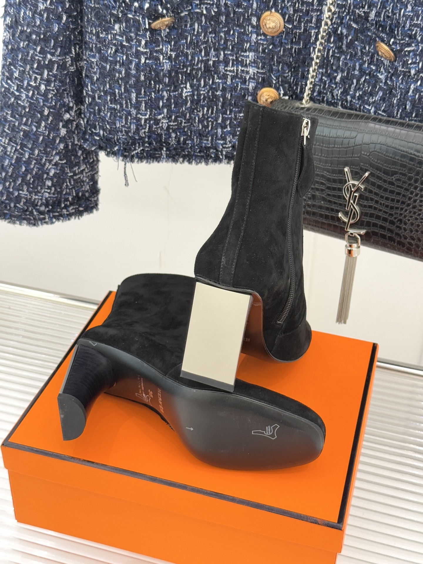 Hermès/爱马仕25WF新品复古极简粗跟短靴这双复古极简短靴以凝练轮廓在怀旧与摩登间找到完美平衡极简