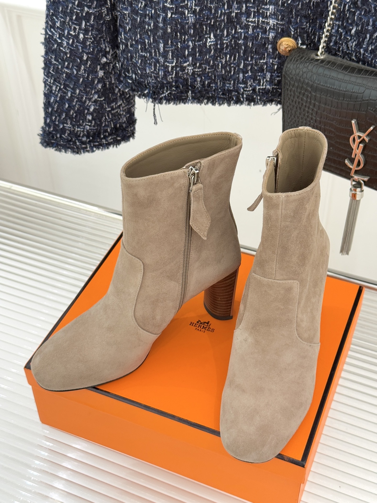 Hermès/爱马仕25WF新品复古极简粗跟短靴这双复古极简短靴以凝练轮廓在怀旧与摩登间找到完美平衡极简