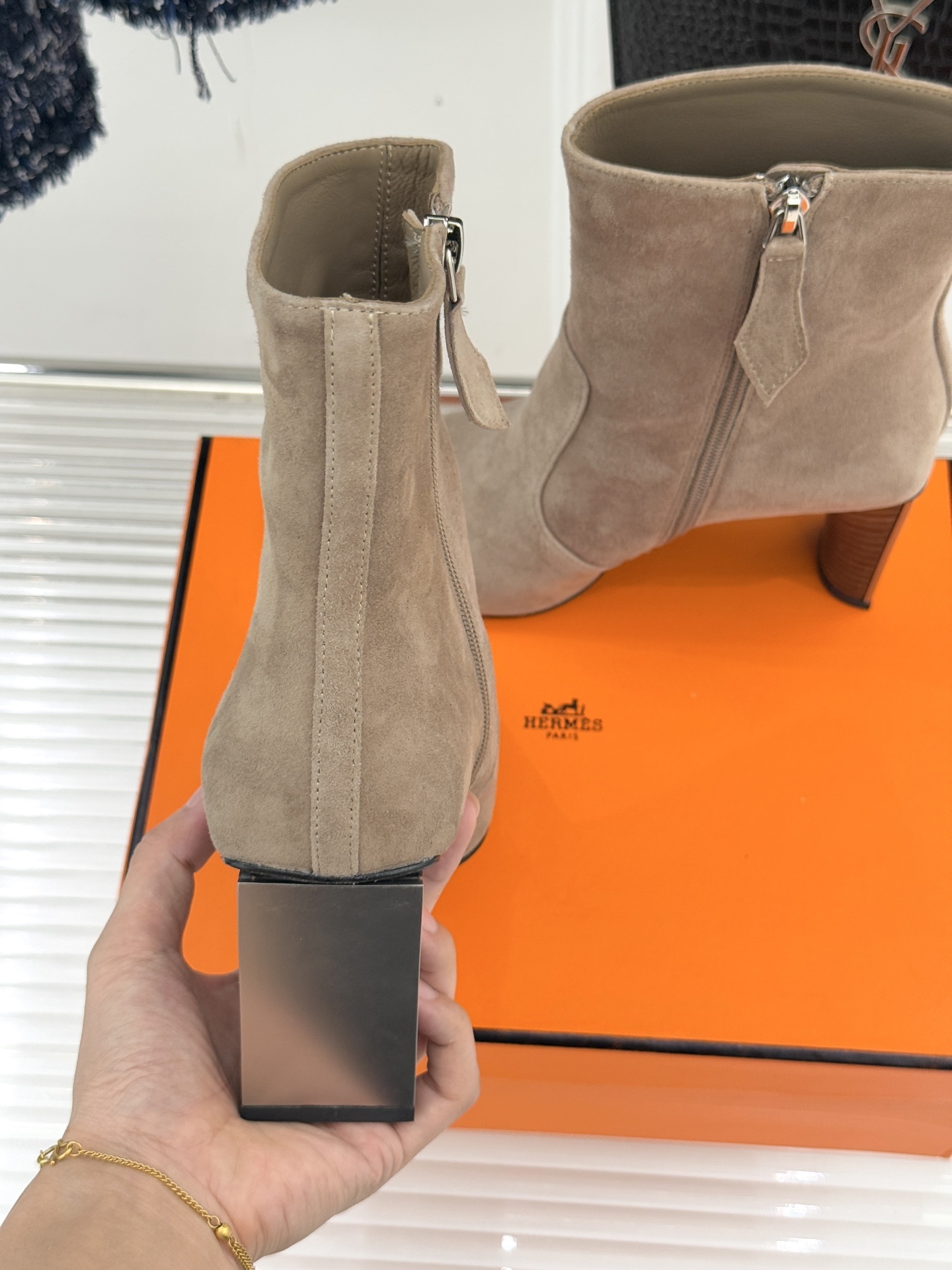 Hermès/爱马仕25WF新品复古极简粗跟短靴这双复古极简短靴以凝练轮廓在怀旧与摩登间找到完美平衡极简
