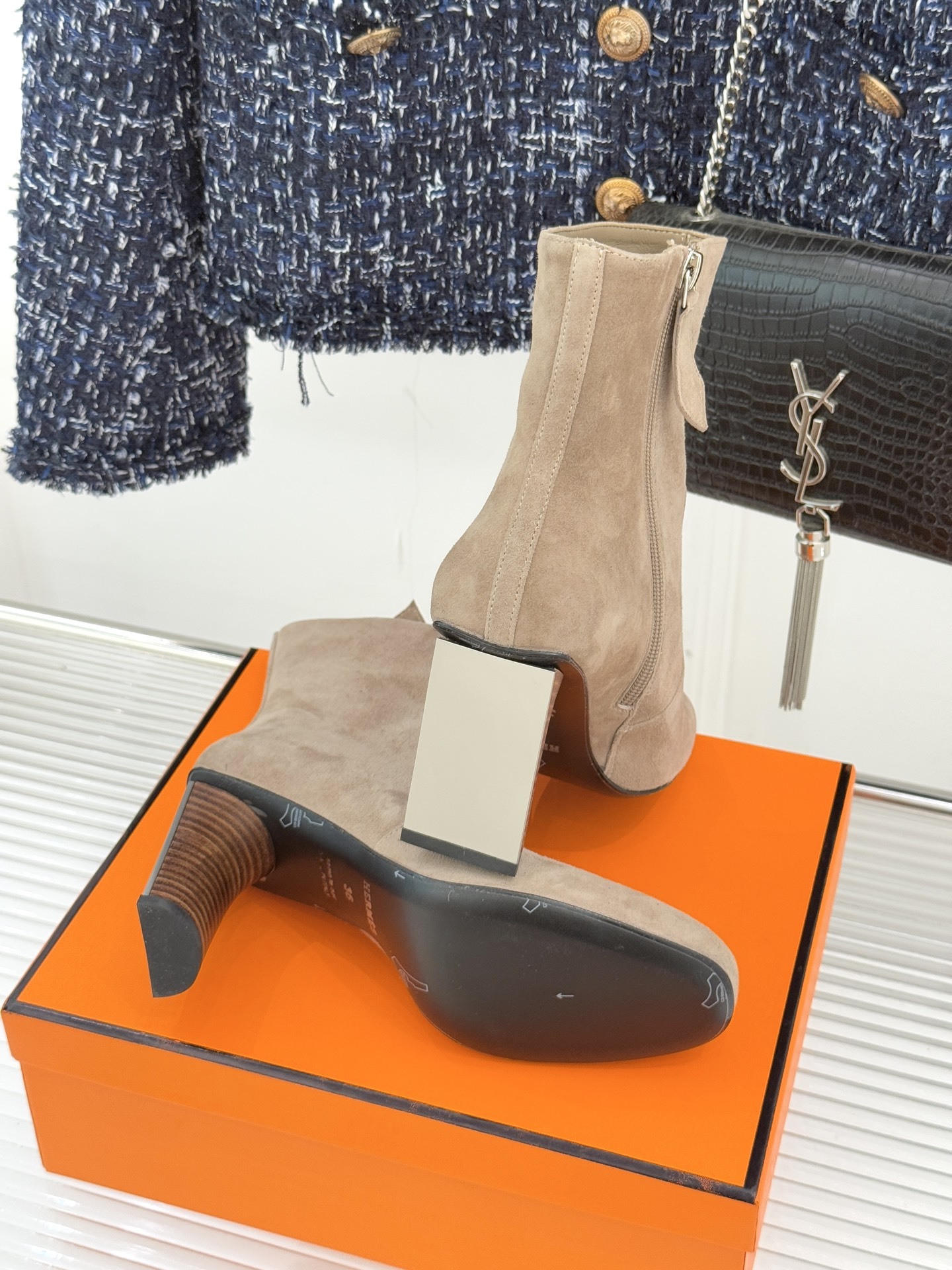 Hermès/爱马仕25WF新品复古极简粗跟短靴这双复古极简短靴以凝练轮廓在怀旧与摩登间找到完美平衡极简