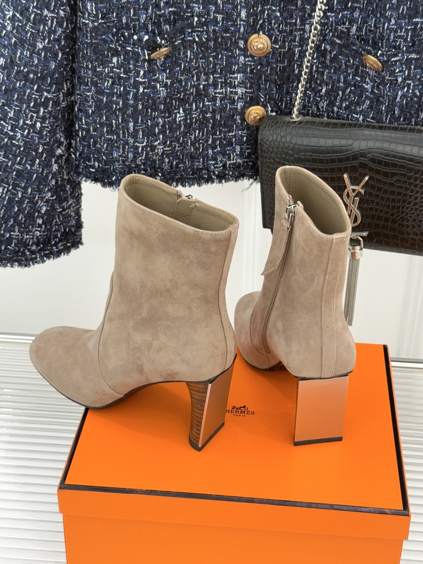 Hermès/爱马仕25WF新品复古极简粗跟短靴这双复古极简短靴以凝练轮廓在怀旧与摩登间找到完美平衡极简