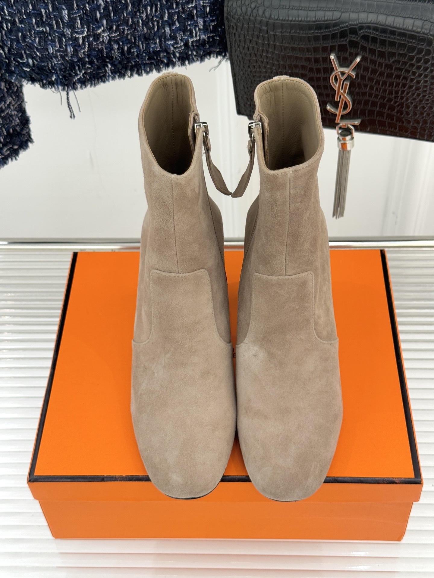 Hermès/爱马仕25WF新品复古极简粗跟短靴这双复古极简短靴以凝练轮廓在怀旧与摩登间找到完美平衡极简