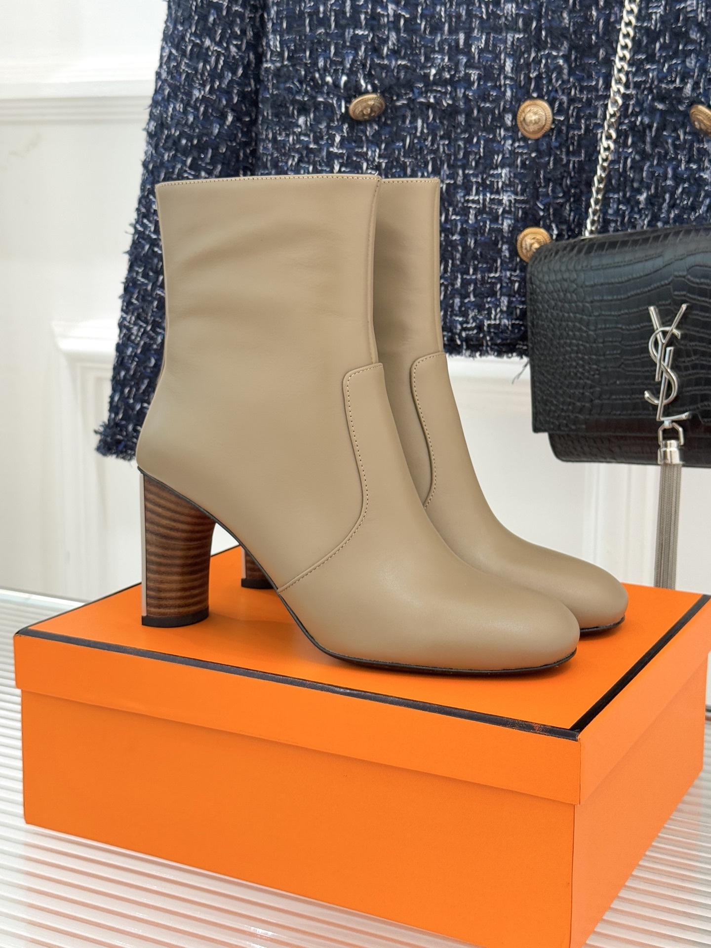 Hermès/爱马仕25WF新品复古极简粗跟短靴这双复古极简短靴以凝练轮廓在怀旧与摩登间找到完美平衡极简