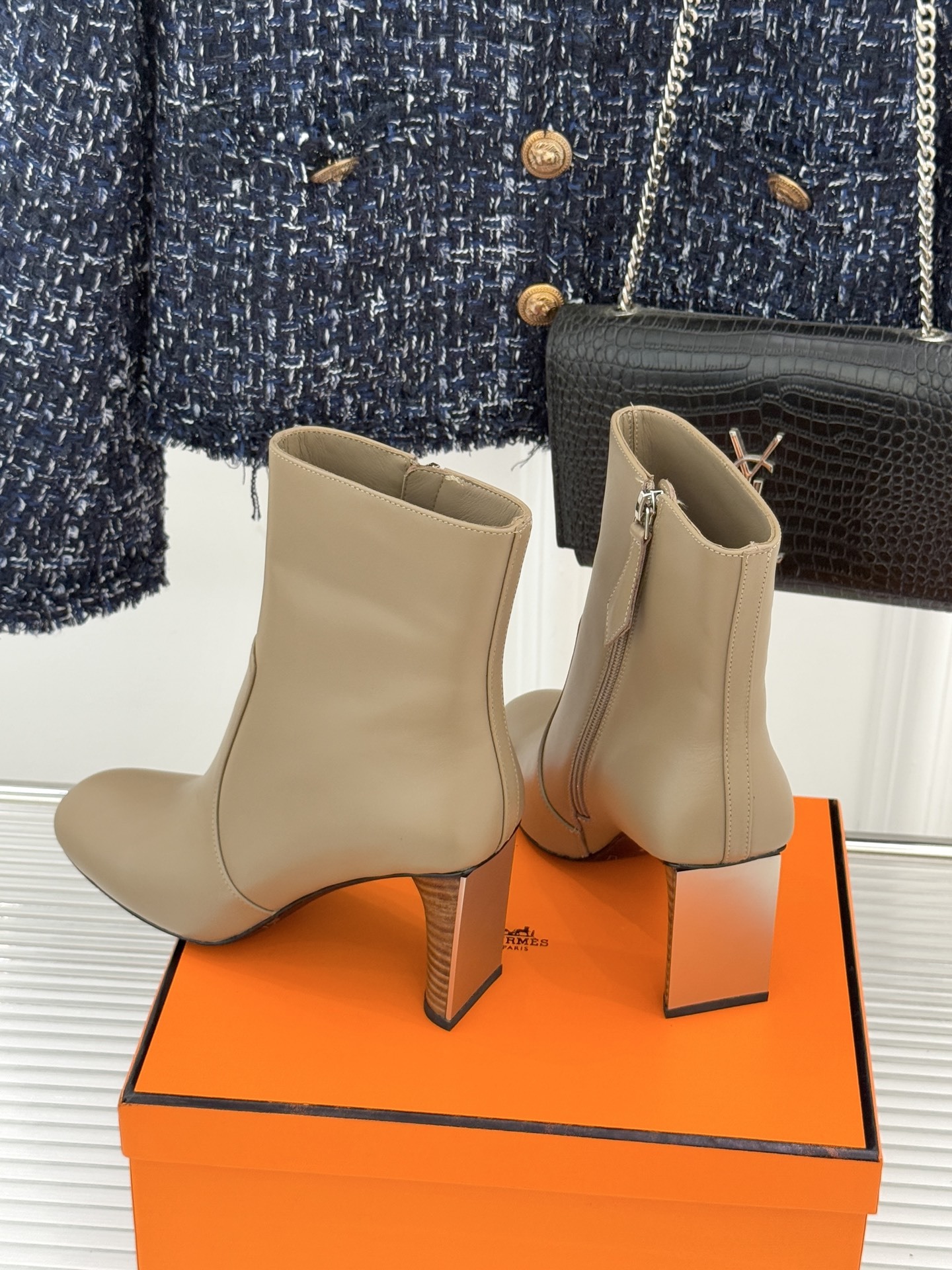 Hermès/爱马仕25WF新品复古极简粗跟短靴这双复古极简短靴以凝练轮廓在怀旧与摩登间找到完美平衡极简
