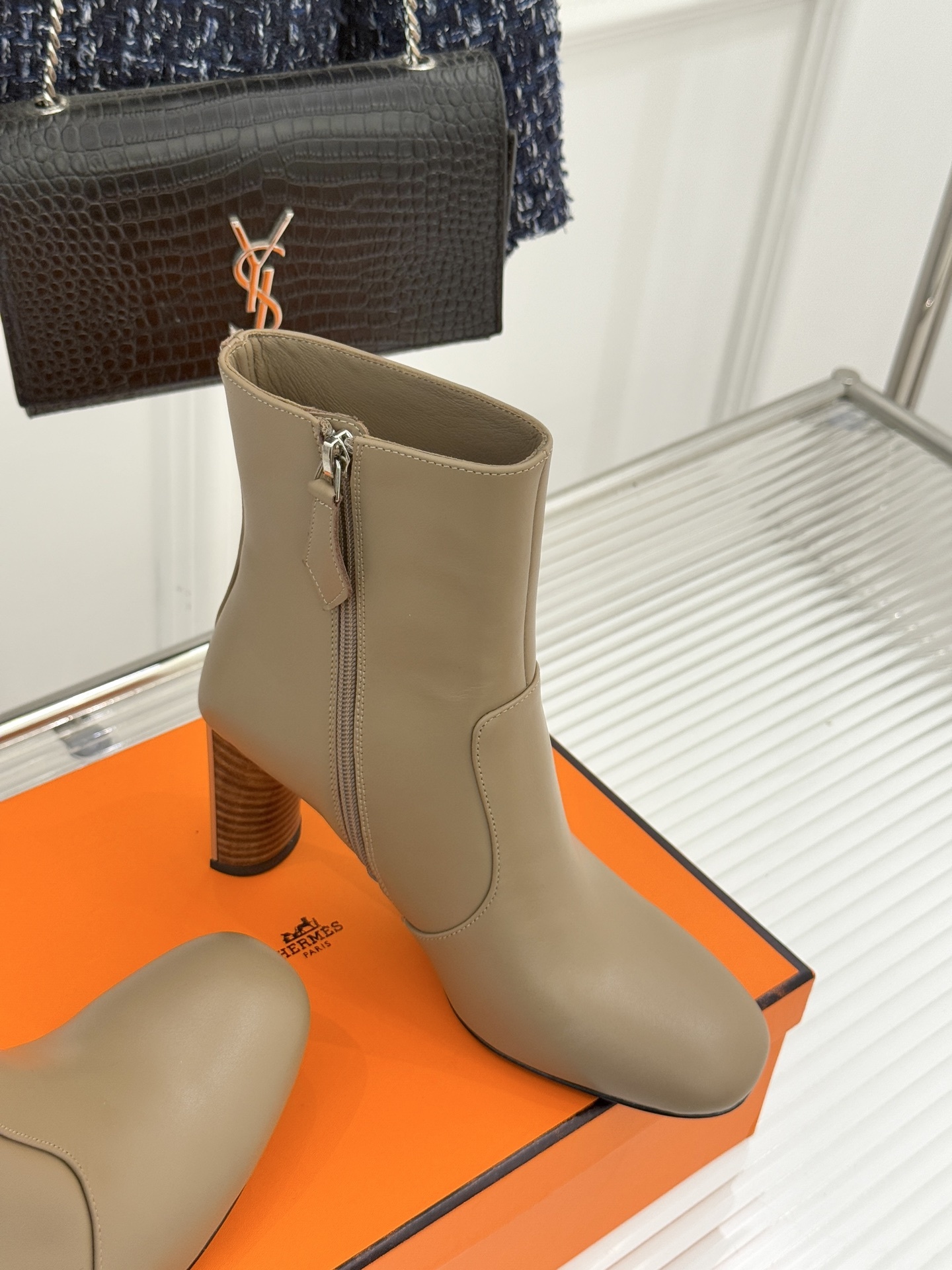 Hermès/爱马仕25WF新品复古极简粗跟短靴这双复古极简短靴以凝练轮廓在怀旧与摩登间找到完美平衡极简