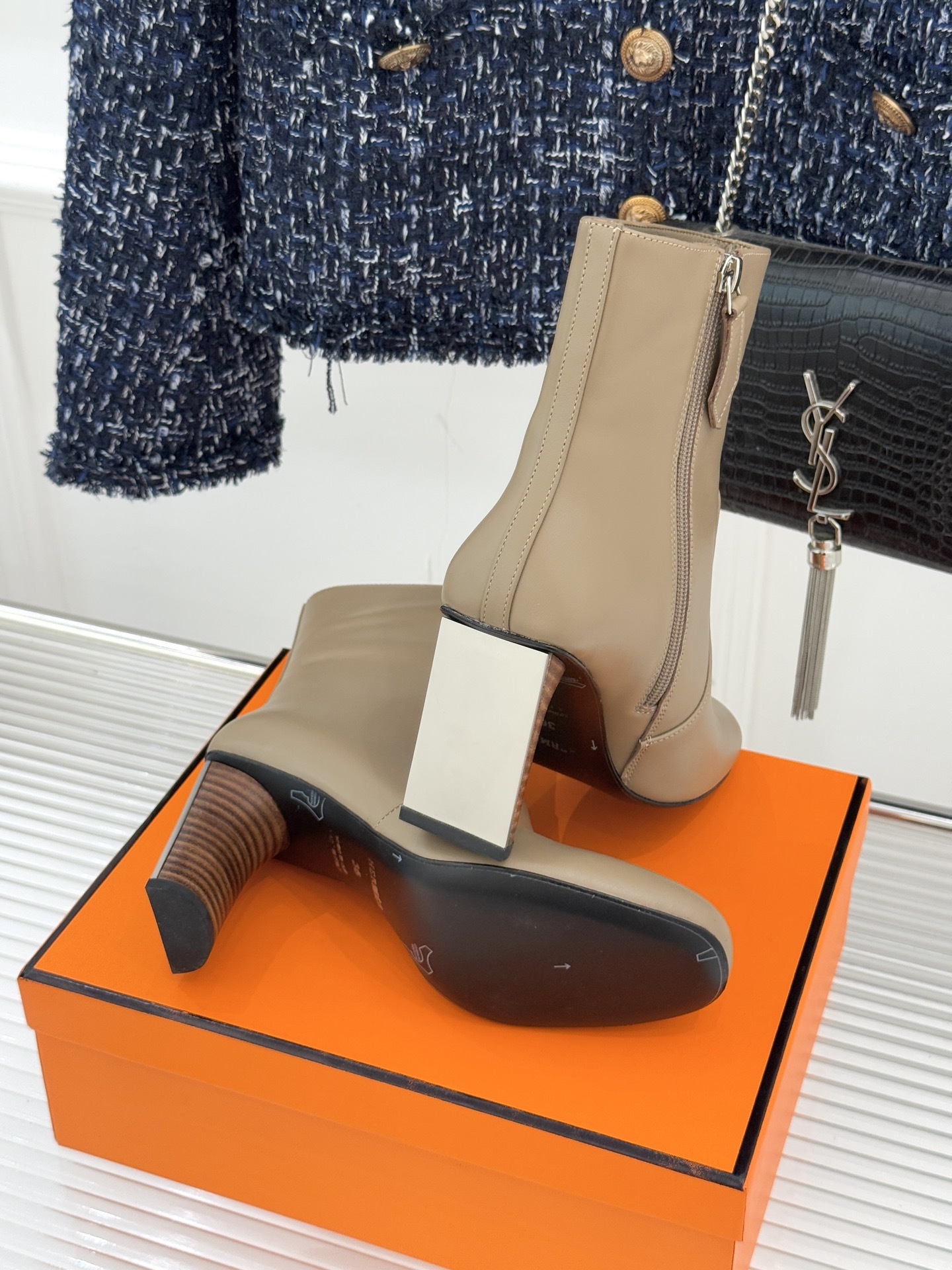 Hermès/爱马仕25WF新品复古极简粗跟短靴这双复古极简短靴以凝练轮廓在怀旧与摩登间找到完美平衡极简