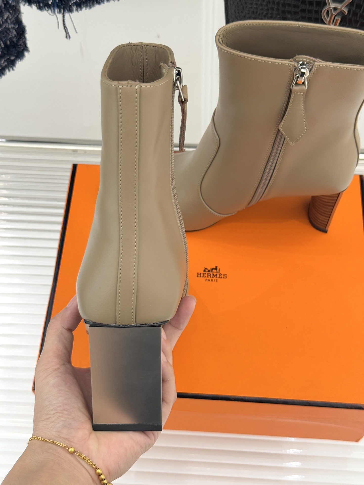 Hermès/爱马仕25WF新品复古极简粗跟短靴这双复古极简短靴以凝练轮廓在怀旧与摩登间找到完美平衡极简