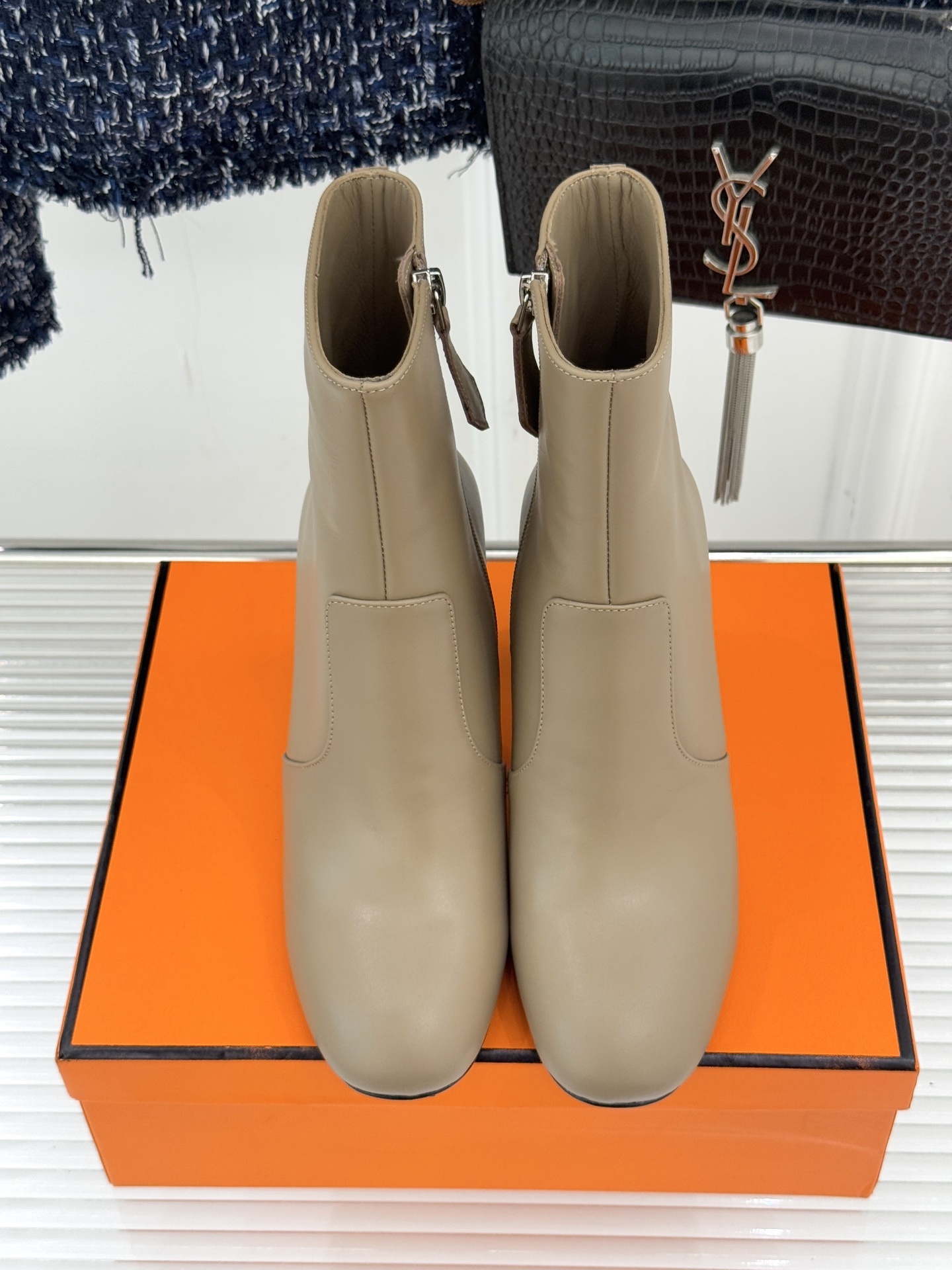 Hermès/爱马仕25WF新品复古极简粗跟短靴这双复古极简短靴以凝练轮廓在怀旧与摩登间找到完美平衡极简