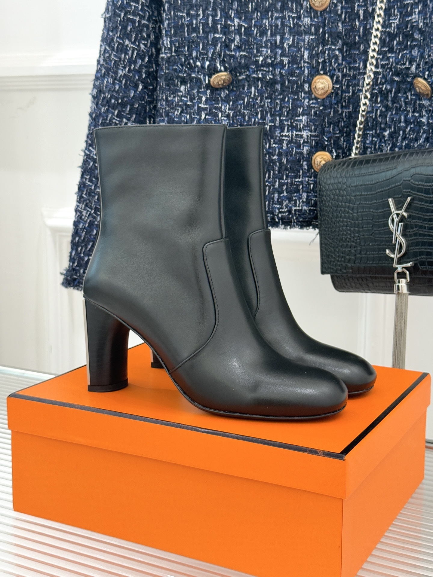 Hermès/爱马仕25WF新品复古极简粗跟短靴这双复古极简短靴以凝练轮廓在怀旧与摩登间找到完美平衡极简