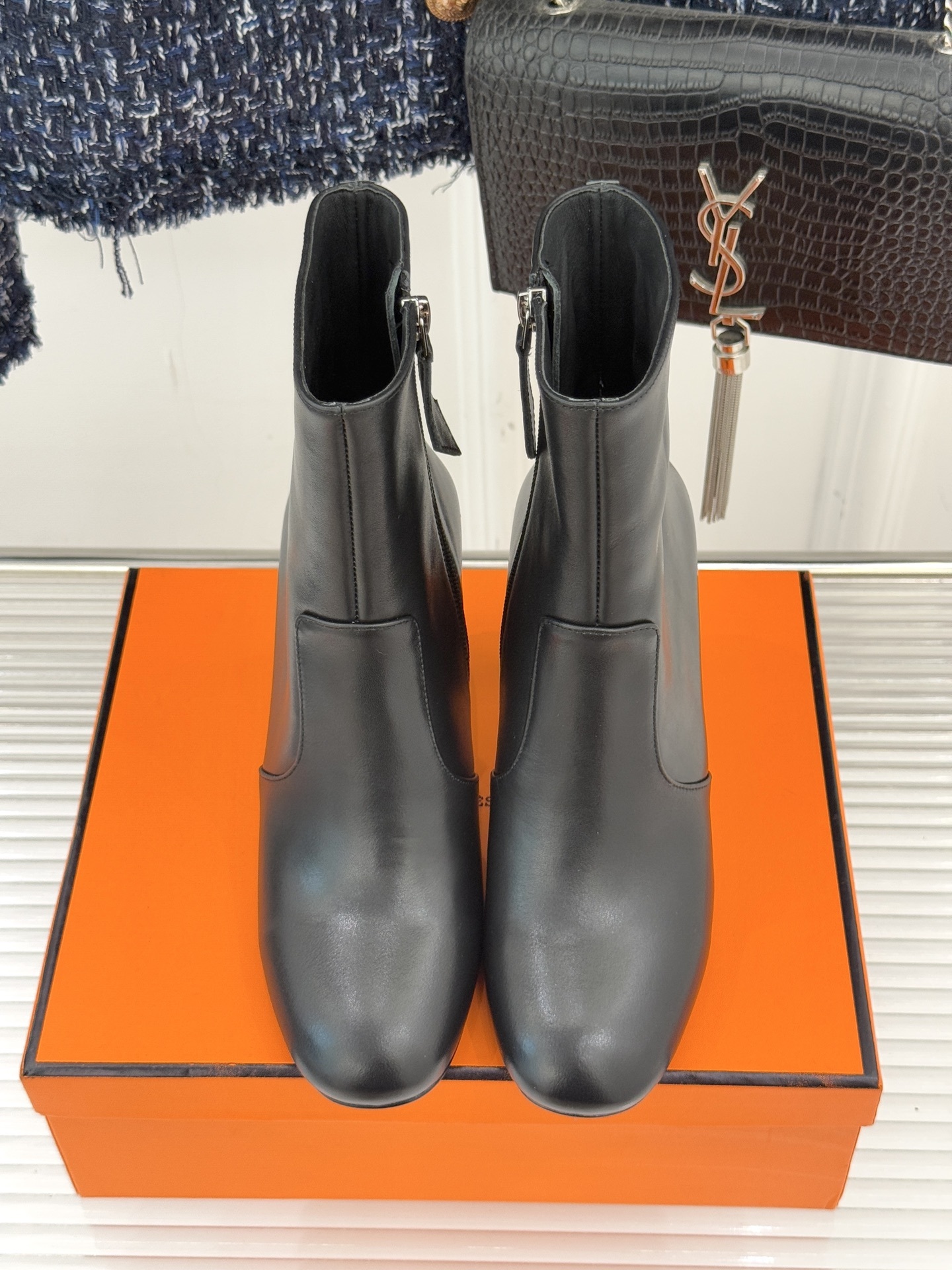 Hermès/爱马仕25WF新品复古极简粗跟短靴这双复古极简短靴以凝练轮廓在怀旧与摩登间找到完美平衡极简