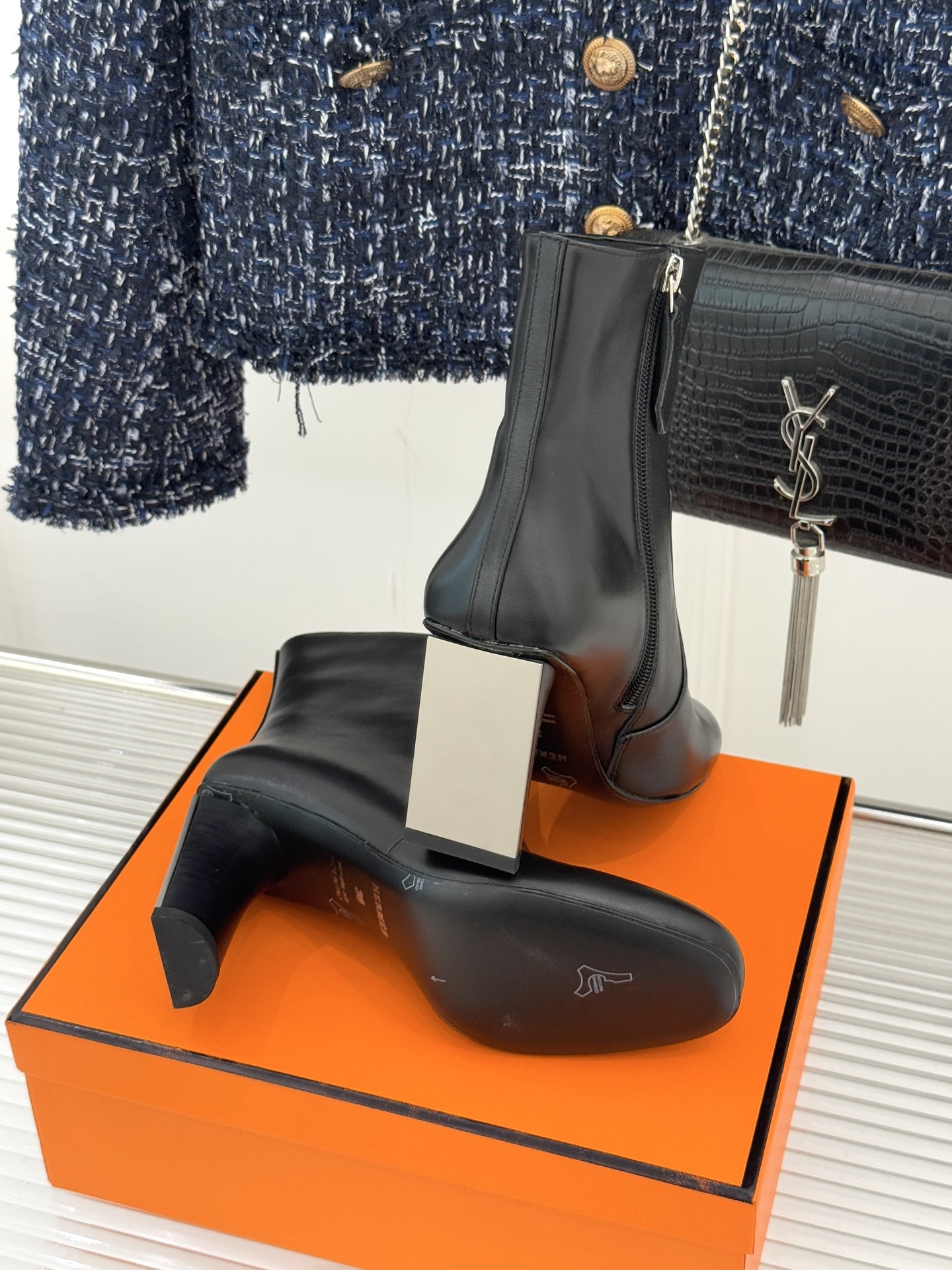 Hermès/爱马仕25WF新品复古极简粗跟短靴这双复古极简短靴以凝练轮廓在怀旧与摩登间找到完美平衡极简
