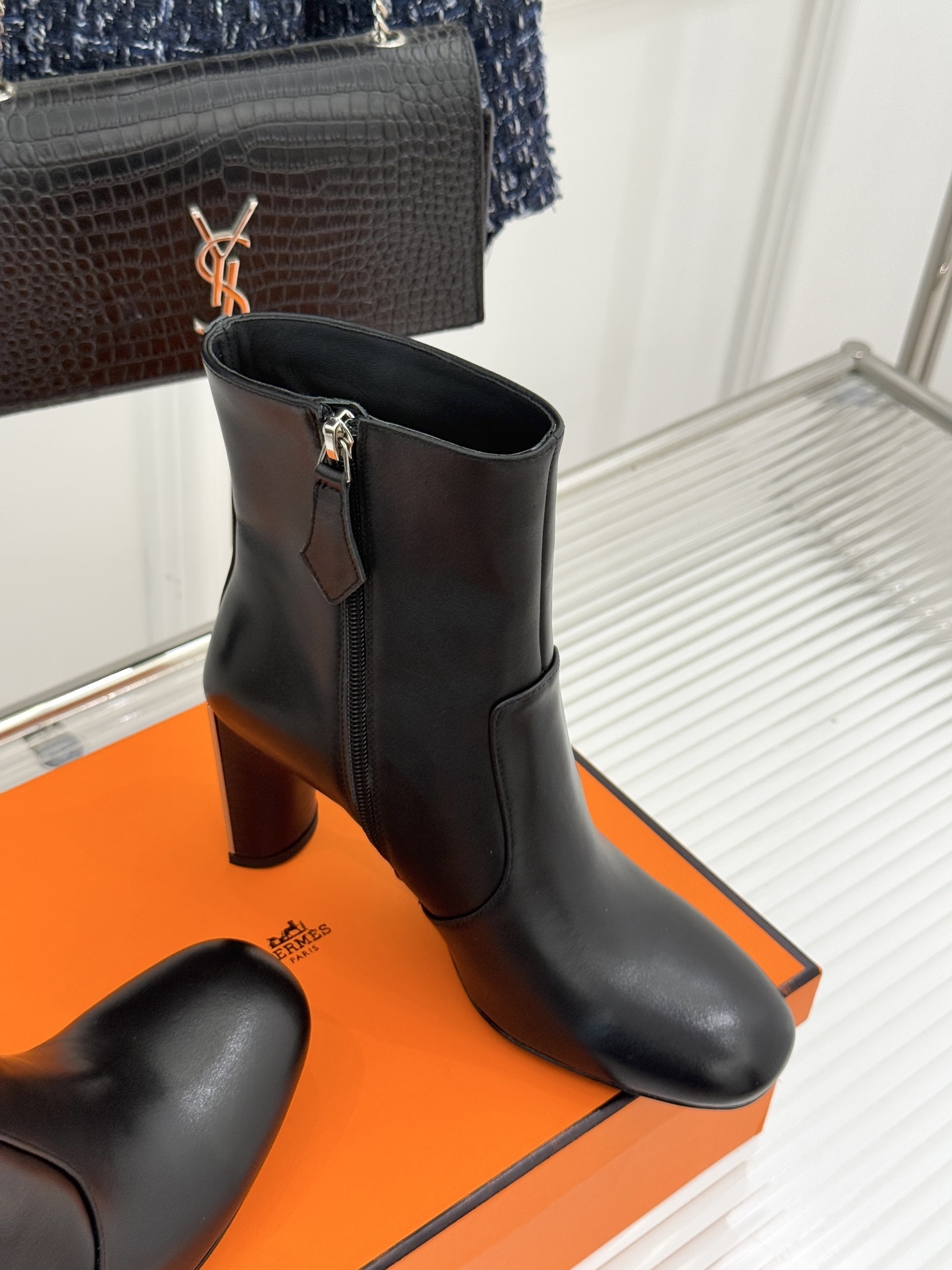 Hermès/爱马仕25WF新品复古极简粗跟短靴这双复古极简短靴以凝练轮廓在怀旧与摩登间找到完美平衡极简