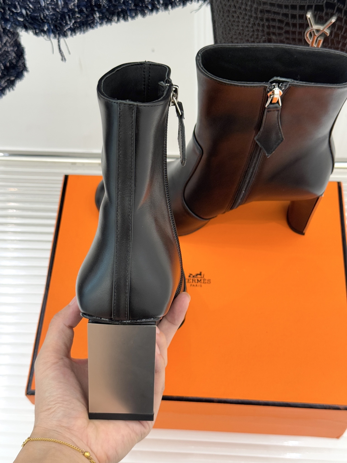 Hermès/爱马仕25WF新品复古极简粗跟短靴这双复古极简短靴以凝练轮廓在怀旧与摩登间找到完美平衡极简
