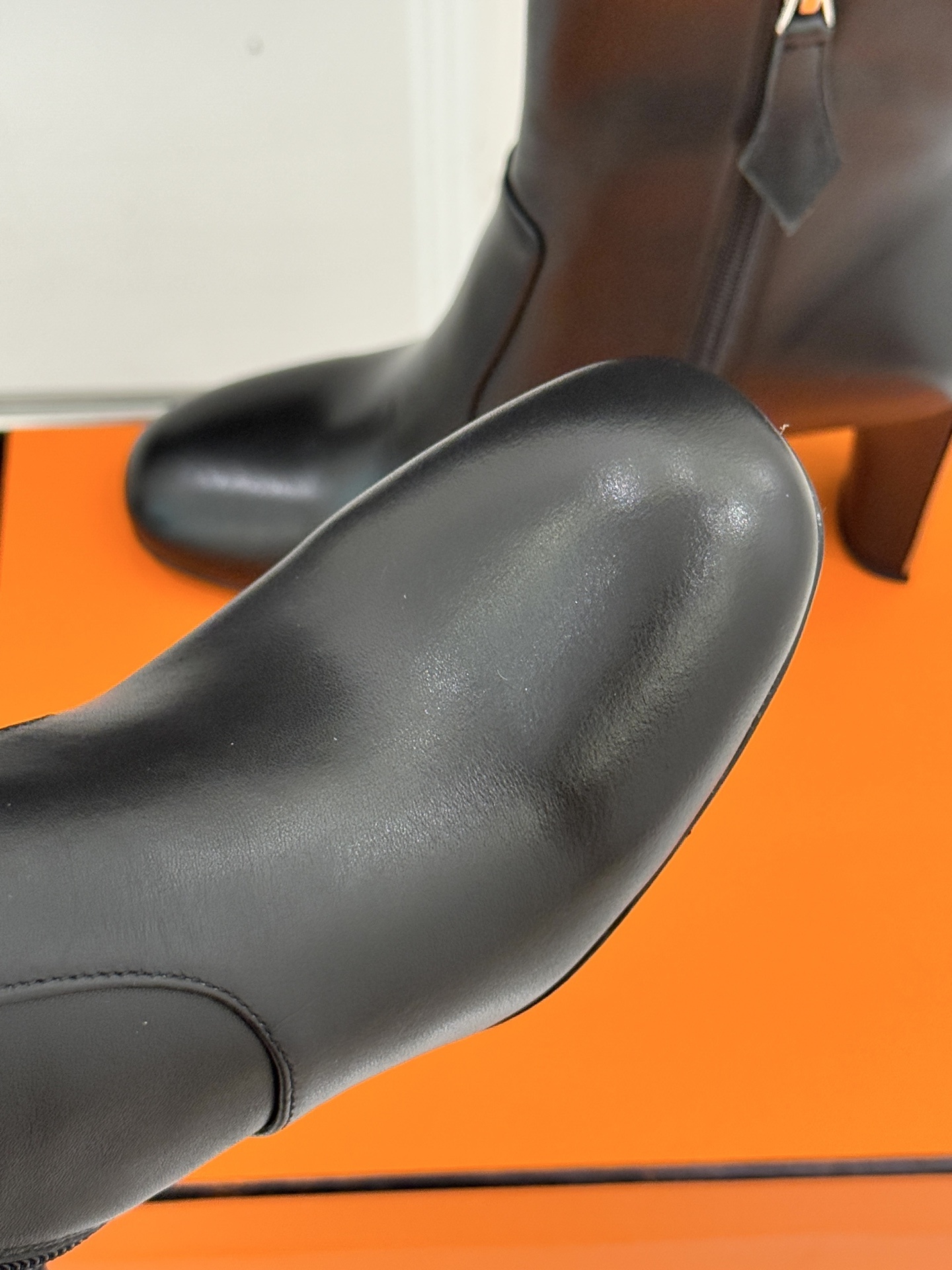 Hermès/爱马仕25WF新品复古极简粗跟短靴这双复古极简短靴以凝练轮廓在怀旧与摩登间找到完美平衡极简