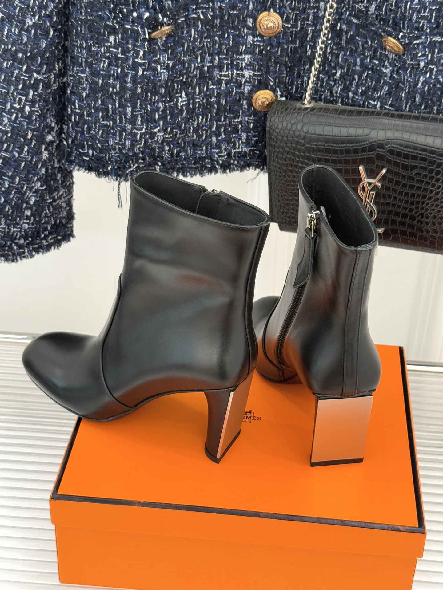 Hermès/爱马仕25WF新品复古极简粗跟短靴这双复古极简短靴以凝练轮廓在怀旧与摩登间找到完美平衡极简