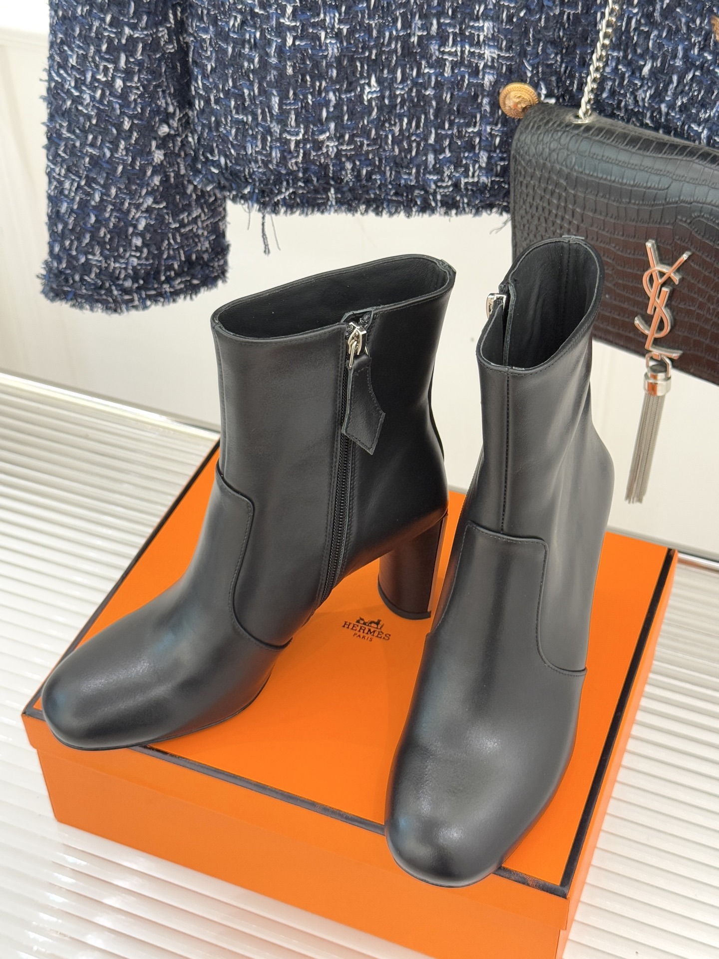 Hermès/爱马仕25WF新品复古极简粗跟短靴这双复古极简短靴以凝练轮廓在怀旧与摩登间找到完美平衡极简