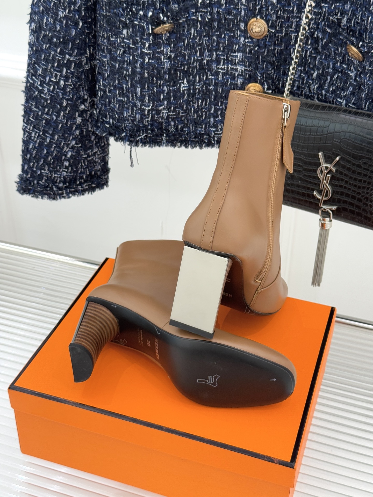 Hermès/爱马仕25WF新品复古极简粗跟短靴这双复古极简短靴以凝练轮廓在怀旧与摩登间找到完美平衡极简