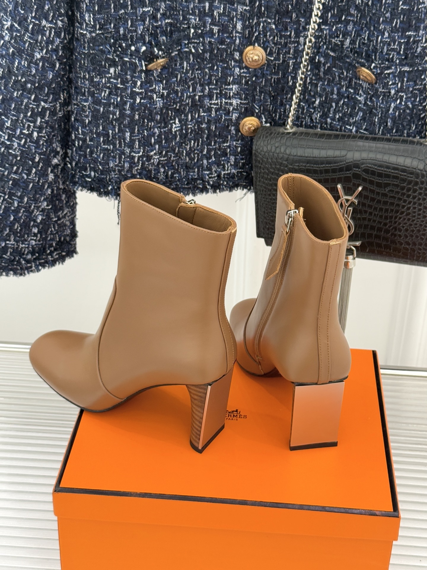 Hermès/爱马仕25WF新品复古极简粗跟短靴这双复古极简短靴以凝练轮廓在怀旧与摩登间找到完美平衡极简