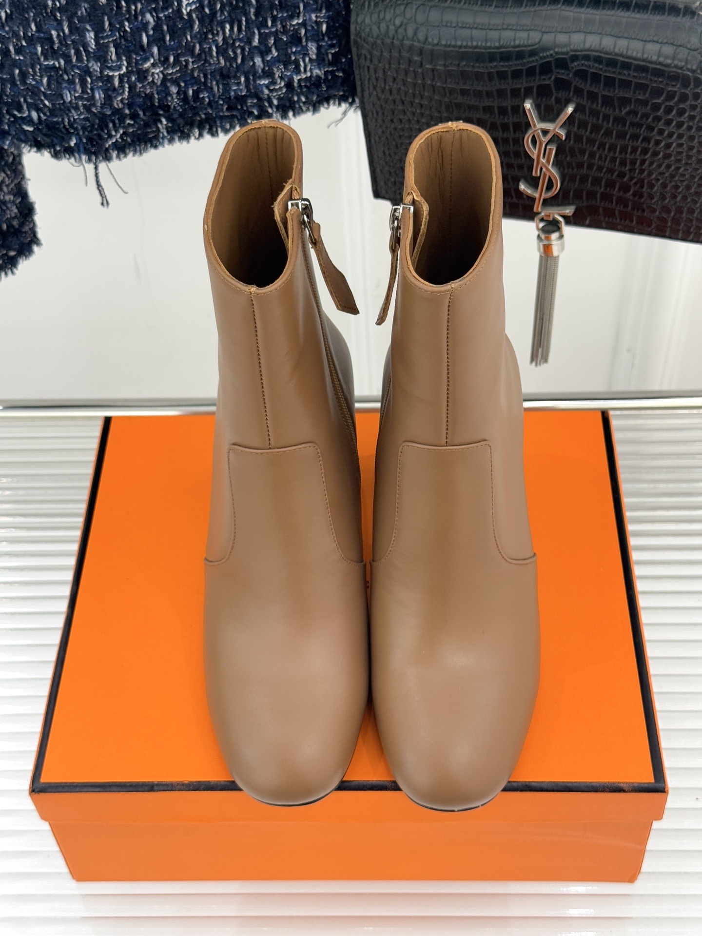 Hermès/爱马仕25WF新品复古极简粗跟短靴这双复古极简短靴以凝练轮廓在怀旧与摩登间找到完美平衡极简