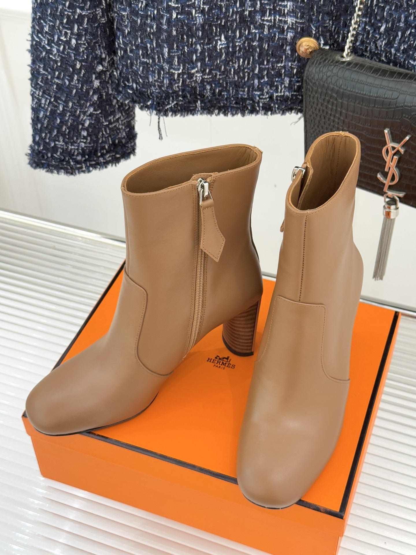 Hermès/爱马仕25WF新品复古极简粗跟短靴这双复古极简短靴以凝练轮廓在怀旧与摩登间找到完美平衡极简