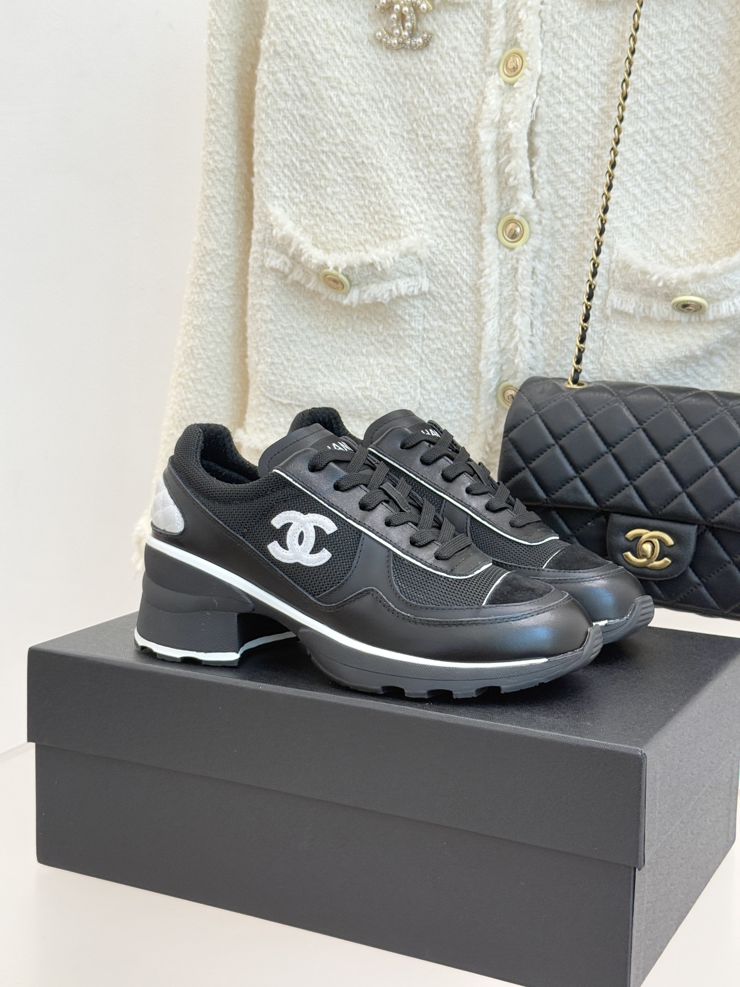 NO:544362,CHANE*｜Xiaoxiang 25k pair of C panda thick heels, sports shoes, dad shoes. When Xiaoxiang's innovative language collides with the retro wave of dad shoes, this pair of sneakers breaks the boundaries of luxury and street style with iconic symbols and contradictory aesthetics, and becomes a fashion statement for walking. It is a unique dressing attitude in the collision of classic genes and contemporary trends. The upper is based on the classic color matching of black and white 'panda' such as the precise collision of ink and milky white, durable and suitable for the full wardrobe. Selected original imported cowhide and breathable mesh splicing, which has the crisp texture of leather and takes into account the lightness and breathability required for sports. The lychee pattern texture and delicate fabric form a rich layer. Each inch contains craftsmanship details. The double C logo inlaid on the side of the shoe is the finishing touch, and the C curve is as smooth and natural as a symmetrical smile.  Low-key highlights the brand's heritage without exaggeration. The 5cm thick heel is repeatedly adjusted to the inclination angle, which continues the comfortable advantage of the thick heel dispersing pressure. Walking steadily and not easily tiring your feet. Paired with 4cm invisible heightened soles, the leg lines are inadvertently extended, and the small one can easily control it. The large sole material combines cushioning and anti-slip performance. The midsole EVA foaming process further enhances the feel of the feet. It can support it steadily from daily commuting to street walking. The elegant dimension of the sneakers is reconstructed with thick heels, allowing each step to find a perfect balance between retro and modernity, comfort and aura. size35-39 (40 customization), casual shoes/sports shoes, chanel, sneakers, cowhide19860909CHANE*｜小香25k双C熊猫粗跟高跟 运动鞋老爹鞋 当小香创新语言碰撞老爹鞋的复古浪潮 这双运动鞋以标志性符号与矛盾美学 打破奢华与街头的风格边界 成为行走的时尚宣言. 便在经典基因与当代潮流的碰撞中 定格独树一帜的穿搭态度. 鞋面以黑白'熊猫'经典配色为基底 如墨色与奶白的精准碰撞 耐看且适配全衣橱穿搭. 甄选原版进口牛皮与透气网布拼接 既有皮革的挺括质感 又兼顾运动所需的轻盈透气 荔枝纹肌理与细腻面料形成丰富层次 每一寸都藏着匠艺细节. 鞋侧立镶嵌的双C徽标堪称点睛 C字弧度如对称微笑般流畅自然 低调彰显品牌底蕴而不浮夸. 5cm粗跟经反复调校倾斜角度 延续了粗跟分散压力的舒适优势 行走稳健不易累脚 搭配4cm隐形增高鞋底 不经意间拉长腿部线条 小个子也能轻松驾驭. 大底材质兼具缓震与防滑性能 中底EVA发泡工艺进一步提升脚感 从日常通勤到街头漫步都能稳稳支撑. 以粗跟高跟重构运动鞋的优雅维度 让每一步都在复古与摩登、 舒适与气场间找到完美平衡. size35-39（40定制）,休闲鞋/运动鞋,chanel,sneakers,cowhide,Women's Shoes