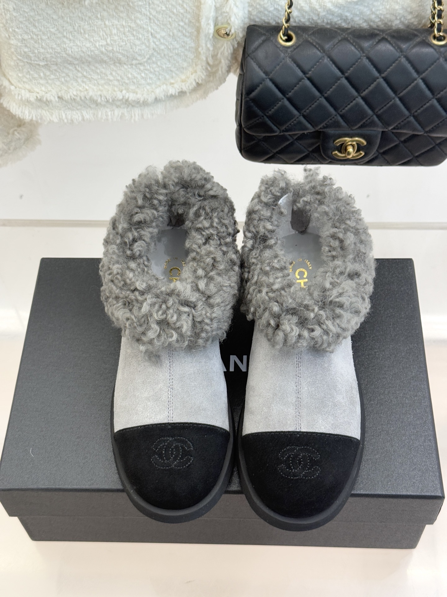 CHANE*|小香 25K双C拼色毛毛雪地靴当小香25K系列的创新基因邂逅冬日暖意双C拼色毛毛雪地靴以柔