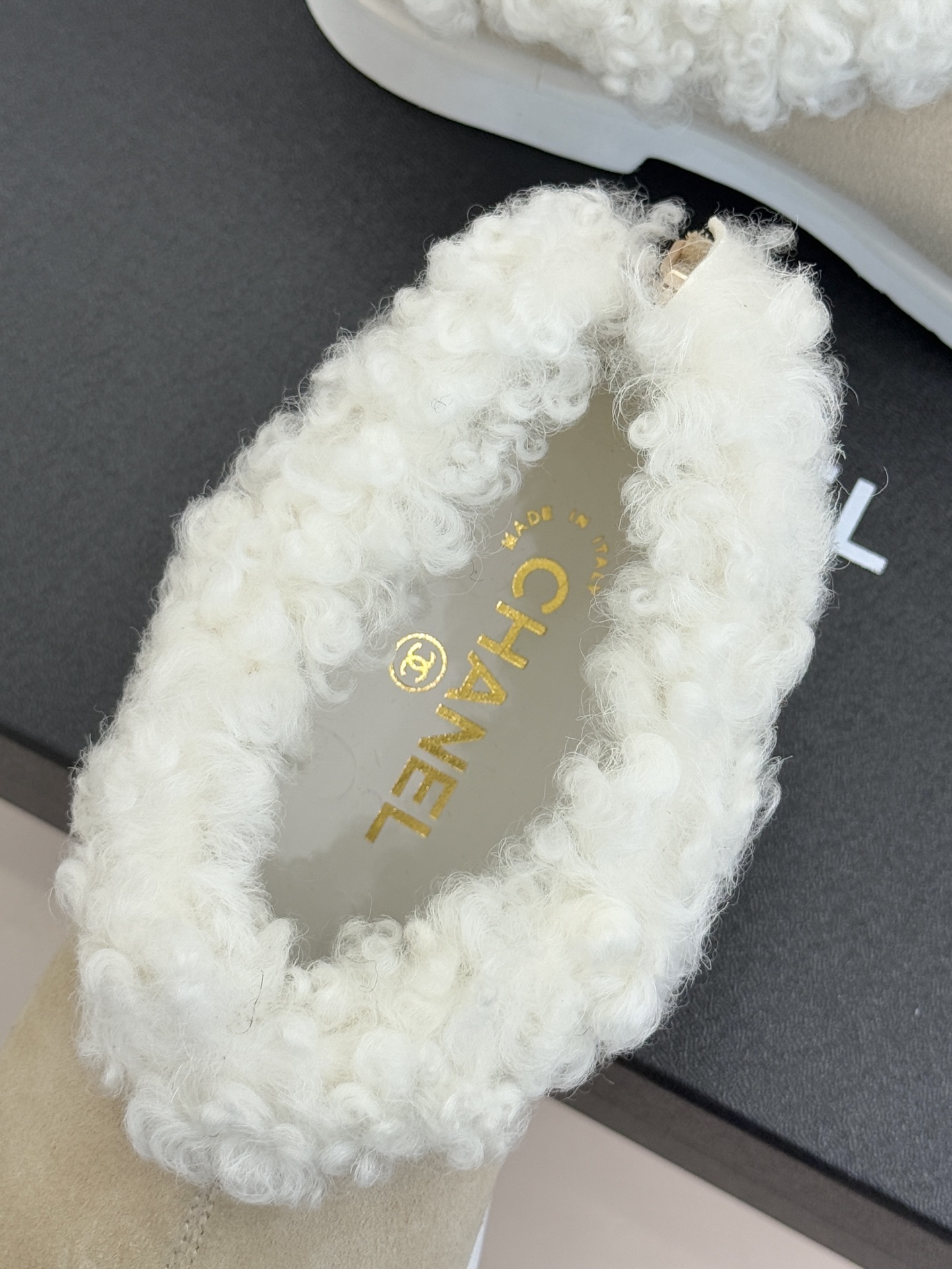CHANE*|小香 25K双C拼色毛毛雪地靴当小香25K系列的创新基因邂逅冬日暖意双C拼色毛毛雪地靴以柔