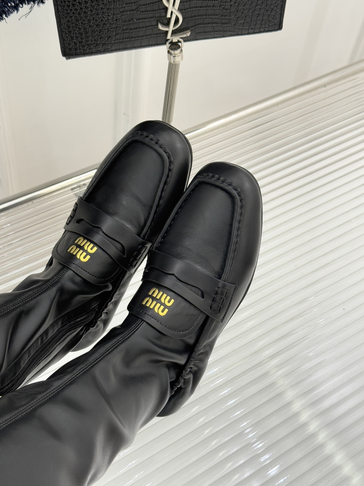 MiuMiu/缪缪25WF新品复古方头乐福弹力靴当乐福鞋的复古基因邂逅短靴的利落轮廓这款字母方头弹力靴便