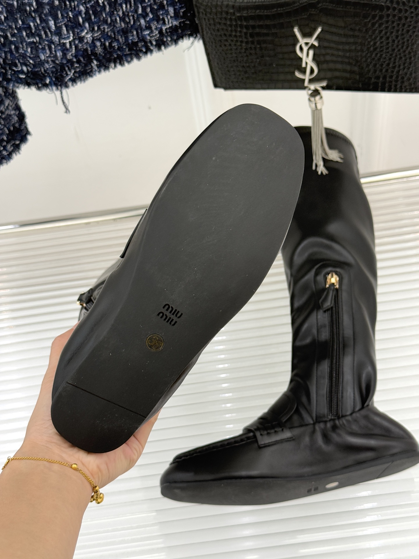 MiuMiu/缪缪25WF新品复古方头乐福弹力靴当乐福鞋的复古基因邂逅短靴的利落轮廓这款字母方头弹力靴便