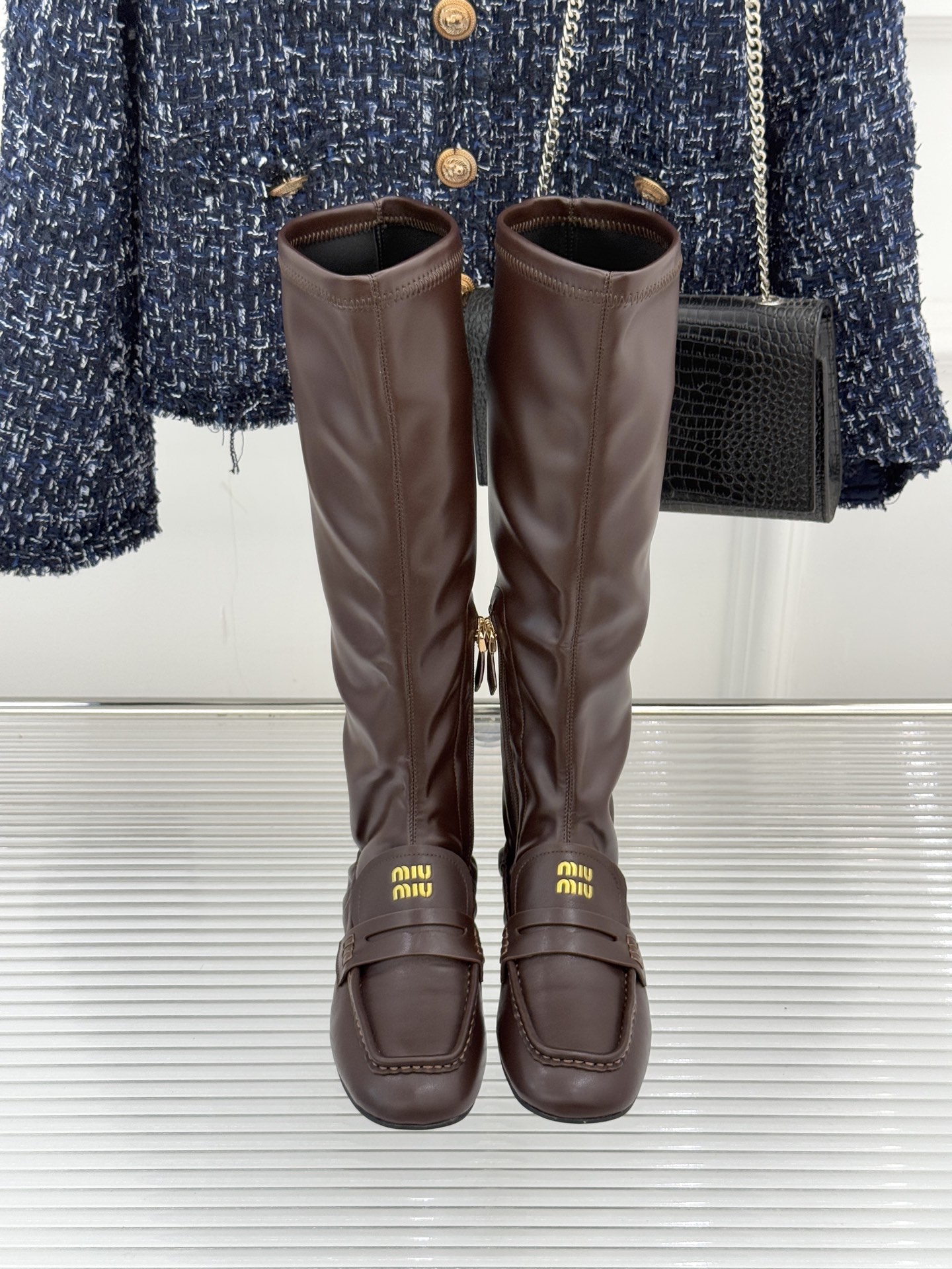 MiuMiu/缪缪25WF新品复古方头乐福弹力靴当乐福鞋的复古基因邂逅短靴的利落轮廓这款字母方头弹力靴便