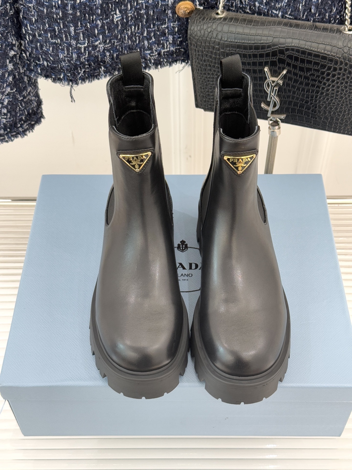 Prada/普拉达经典三角标厚底切尔西短靴鞋身点睛的珐琅金属三角标自1913承载着品牌的匠心与革新精神低