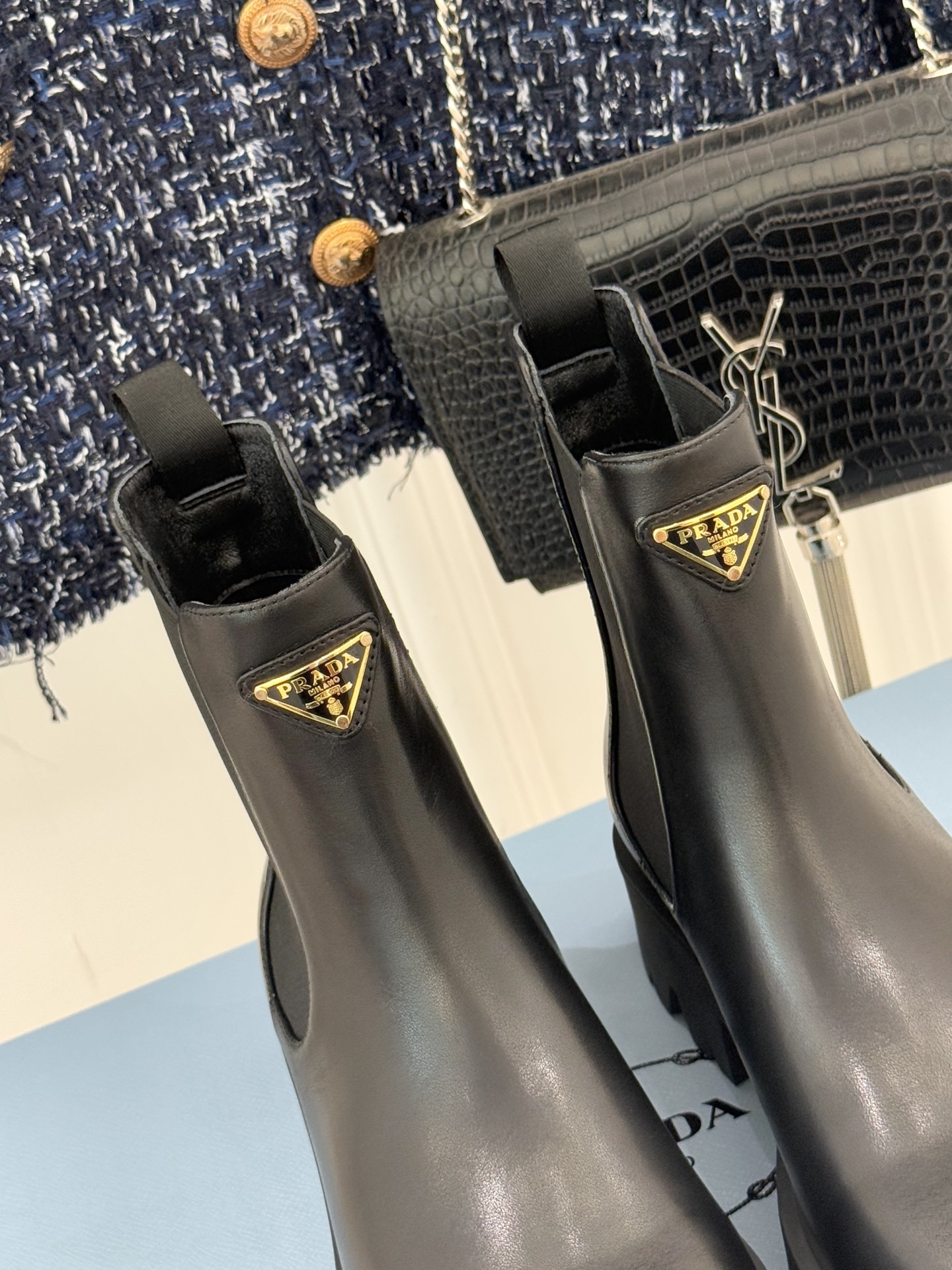 Prada/普拉达经典三角标厚底切尔西短靴鞋身点睛的珐琅金属三角标自1913承载着品牌的匠心与革新精神低