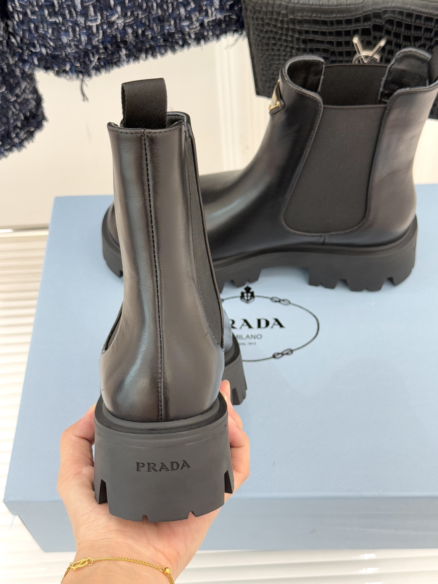 Prada/普拉达经典三角标厚底切尔西短靴鞋身点睛的珐琅金属三角标自1913承载着品牌的匠心与革新精神低