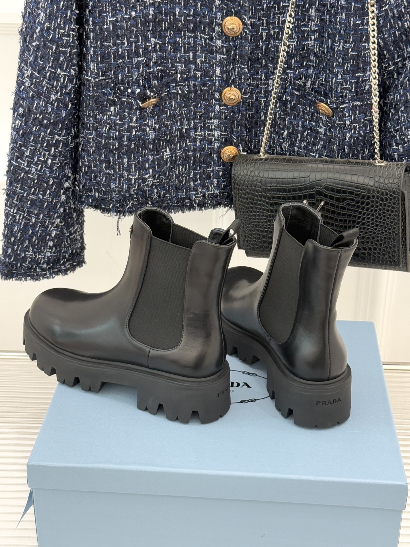 Prada/普拉达经典三角标厚底切尔西短靴鞋身点睛的珐琅金属三角标自1913承载着品牌的匠心与革新精神低