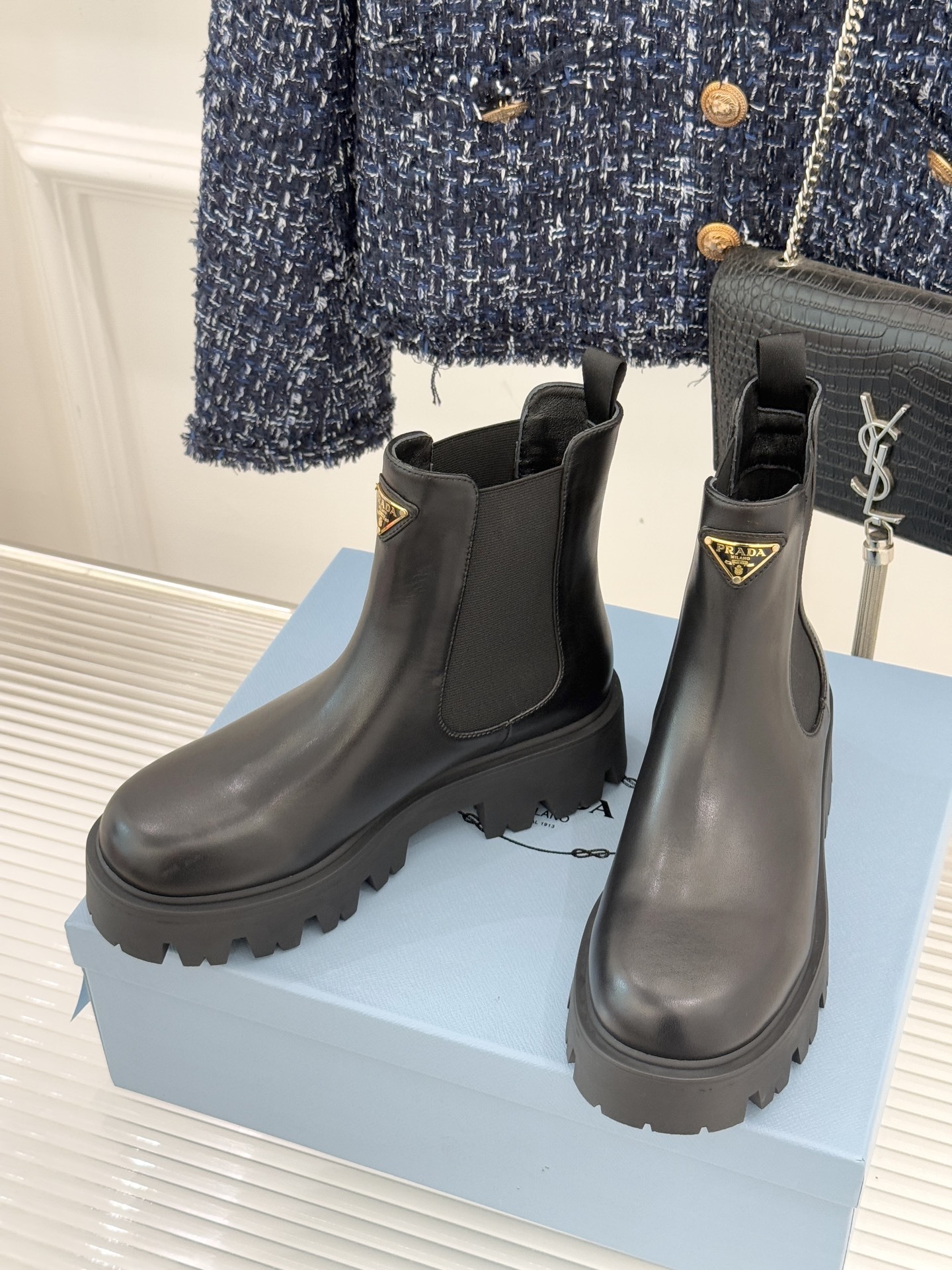 Prada/普拉达经典三角标厚底切尔西短靴鞋身点睛的珐琅金属三角标自1913承载着品牌的匠心与革新精神低