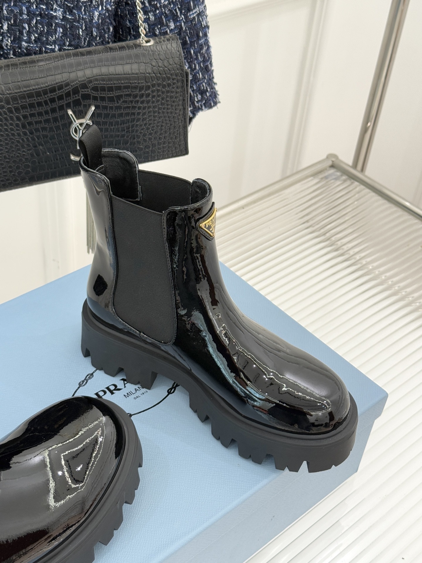 Prada/普拉达经典三角标厚底切尔西短靴鞋身点睛的珐琅金属三角标自1913承载着品牌的匠心与革新精神低